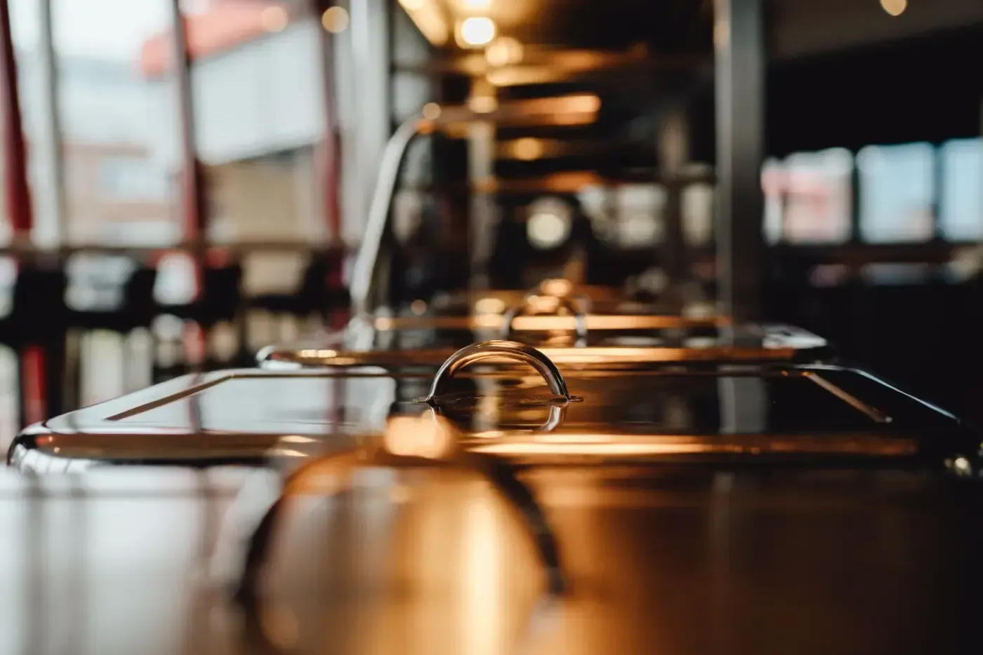 Eine Nahaufnahme einer Buffetschlange in einem Restaurant.