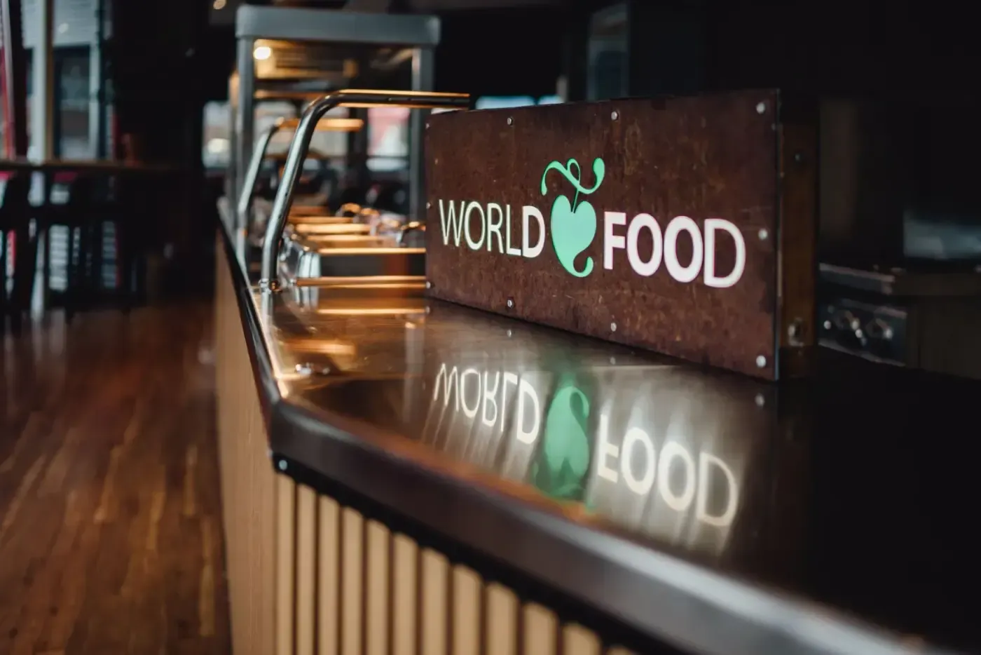 Eine Restauranttheke mit einem Schild mit der Aufschrift „Weltküche“.