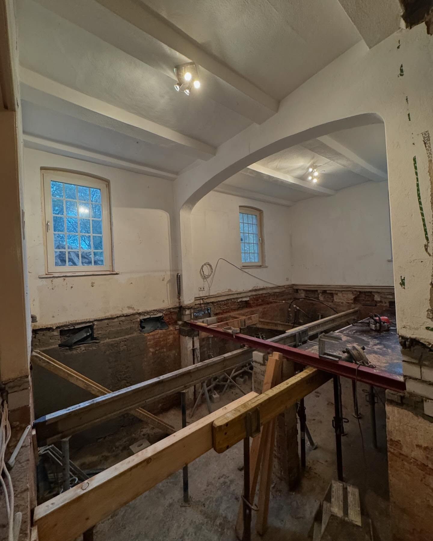 Ein Raum mit vielen Holzbalken und einem Fenster.