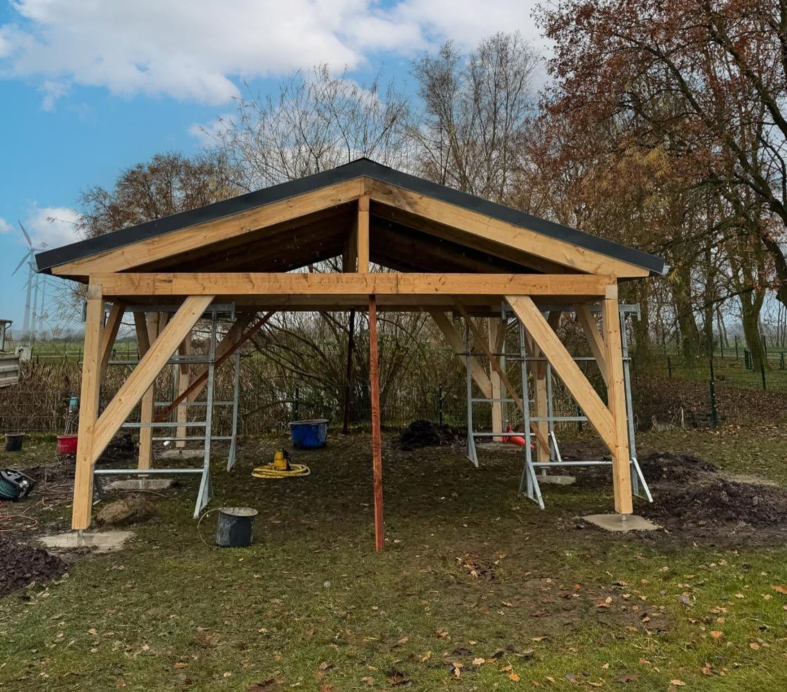 Mitten auf einem Feld wird eine Holzkonstruktion errichtet