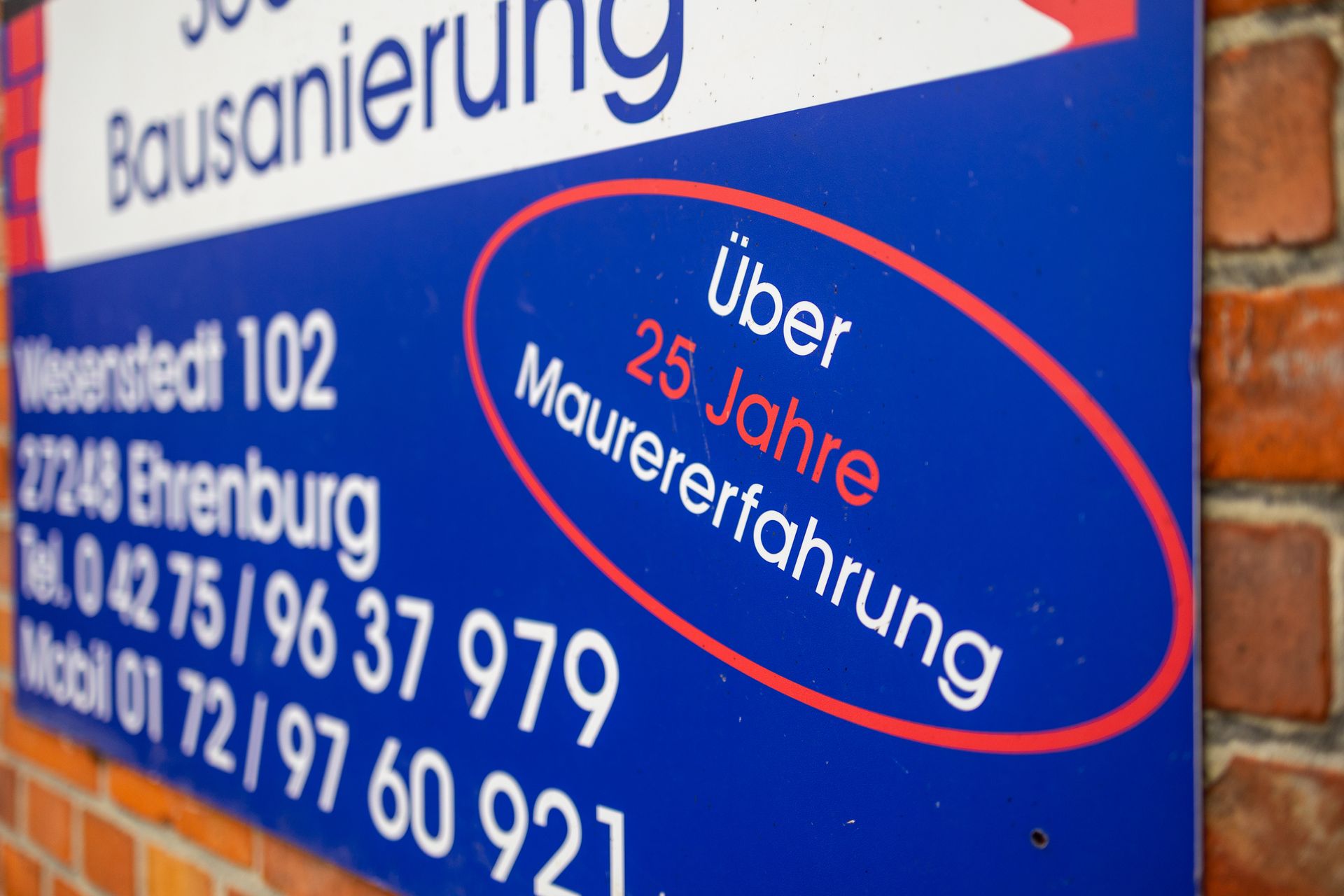 Ein blaues Firmenschild - 25 Jahre Maurererfahrung