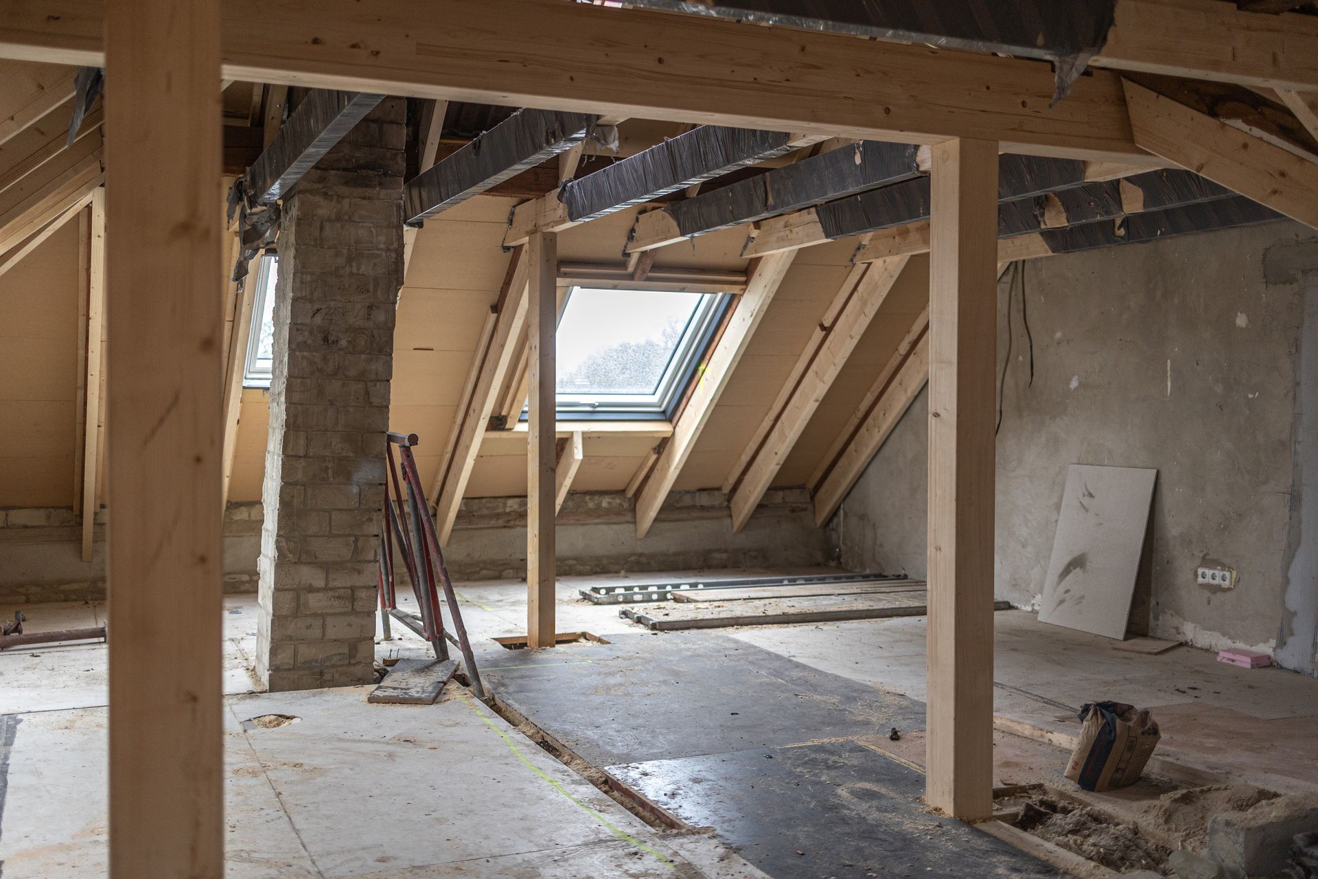 Ein im Bau befindlicher Dachboden mit Oberlicht und Holzbalken.