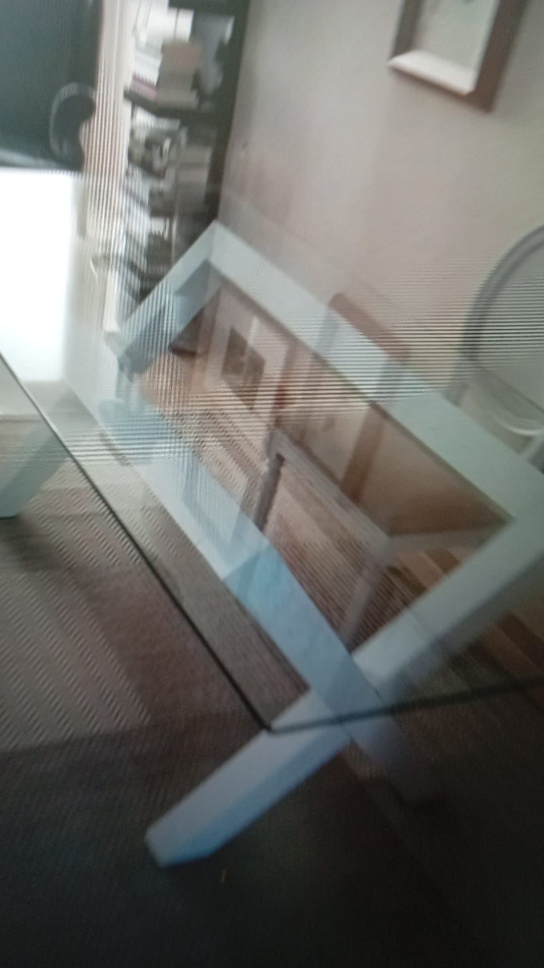 Mesa con tapa de cristal y base entrecruzada de color blanco, para interior.