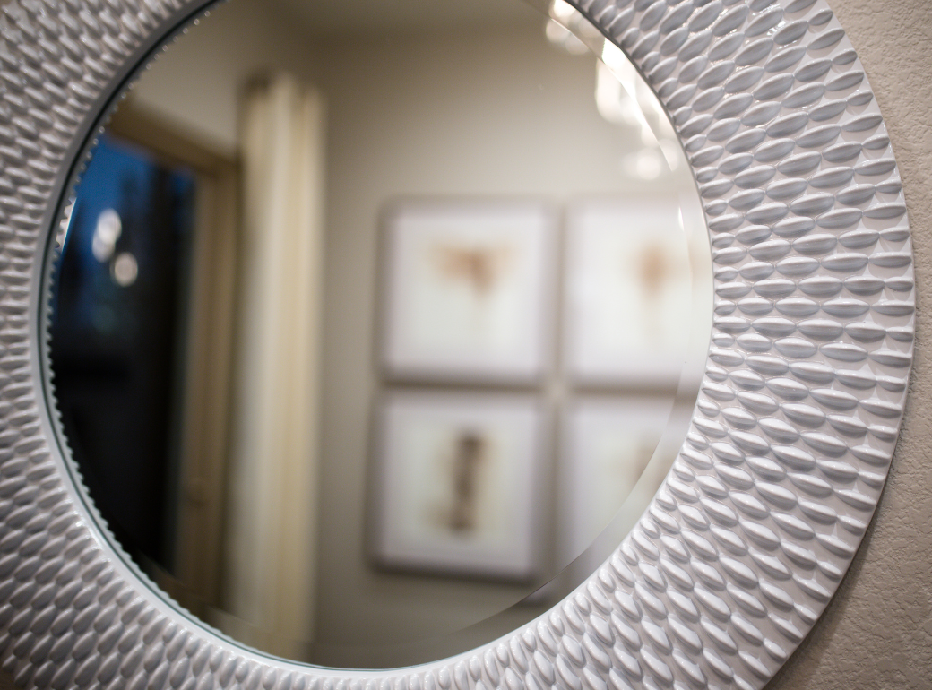 Dos trabajadores en una habitación en remodelación con herramientas, una escalera y materiales de construcción.