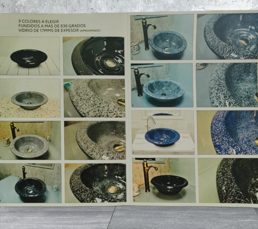 Obreros de la construcción dentro de un apartamento con andamios, herramientas y grandes ventanales; tonos neutros.