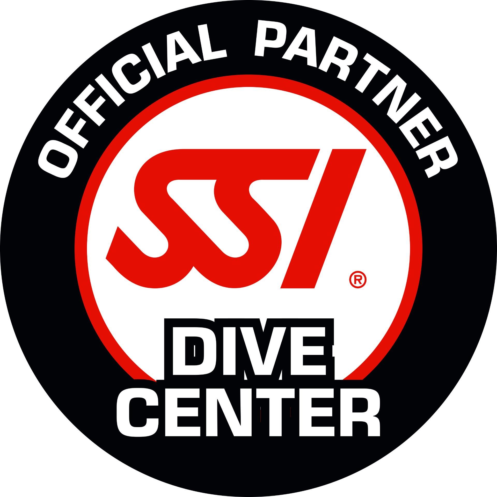Logo des SSI Dive Centers: rot-weißes „SSI“ in einem schwarz-roten Kreis, Text „OFFICIAL PARTNER“ & „DIVE CENTER“.