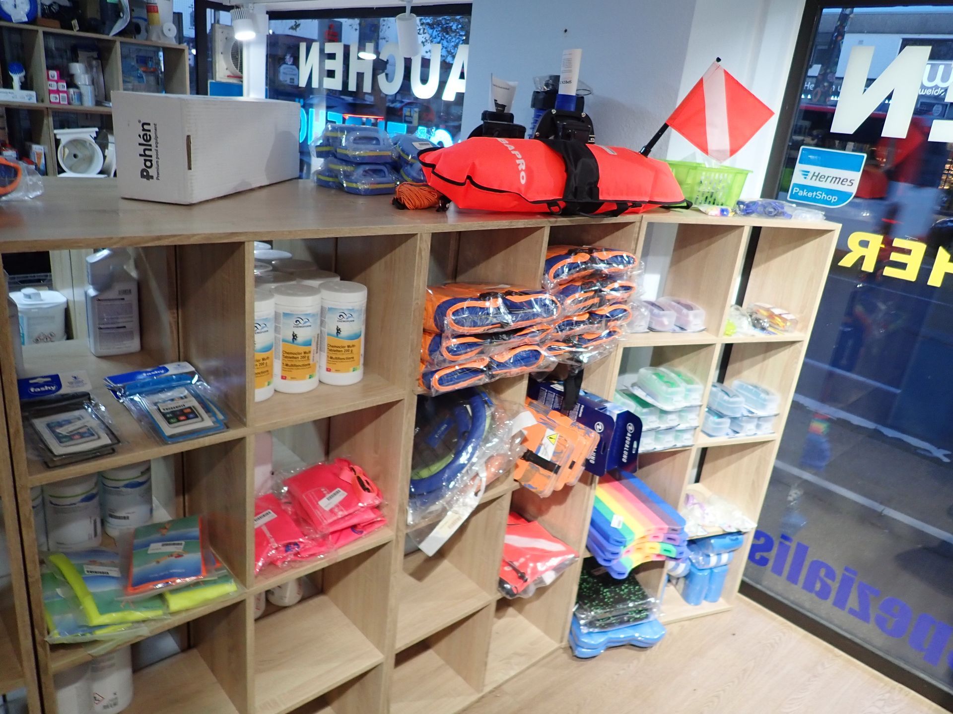Regale in einem Geschäft gefüllt mit Tauchausrüstung: Westen, Flossen und Zubehör.