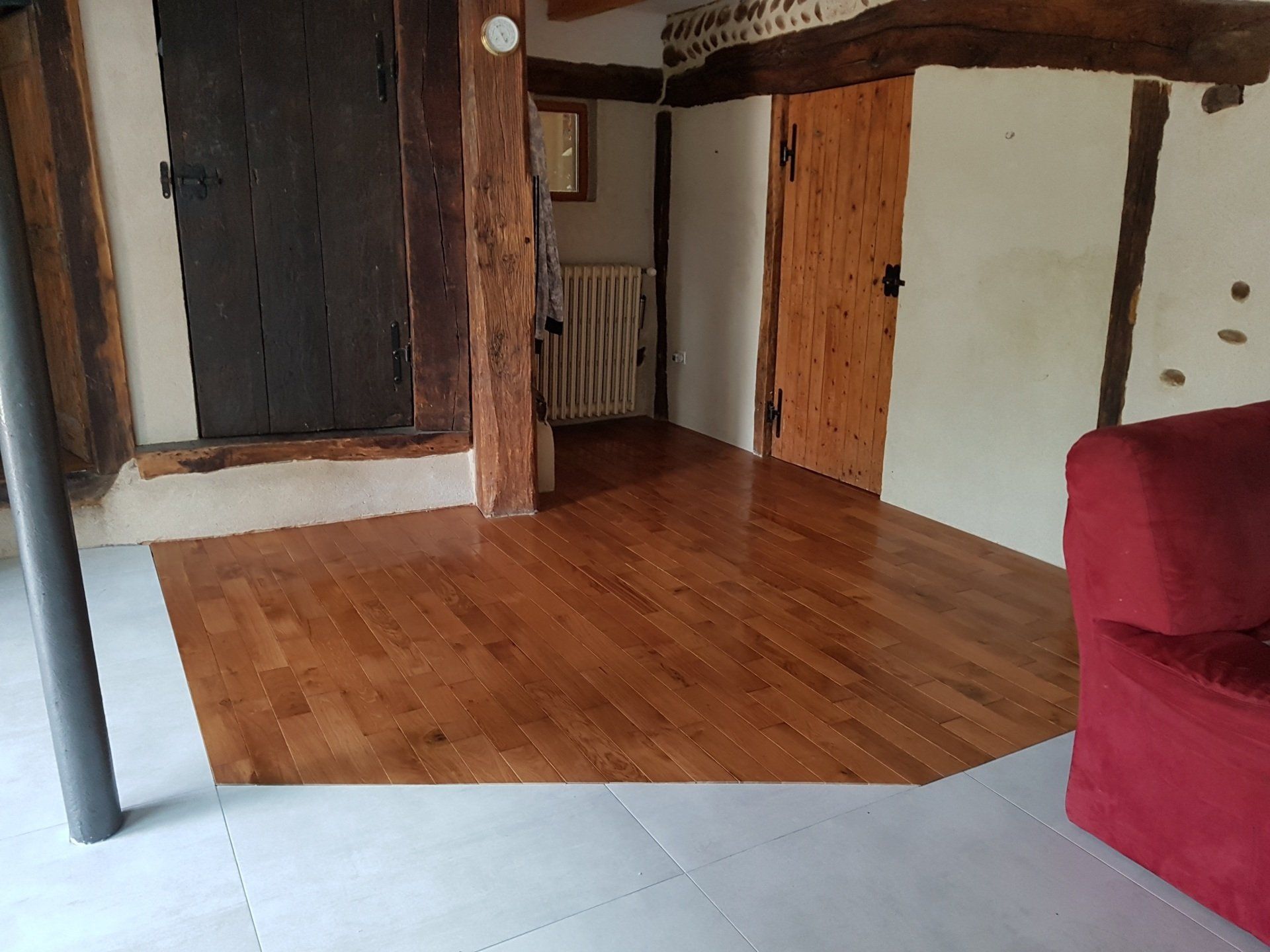 Mélange de parquet et de carrelage