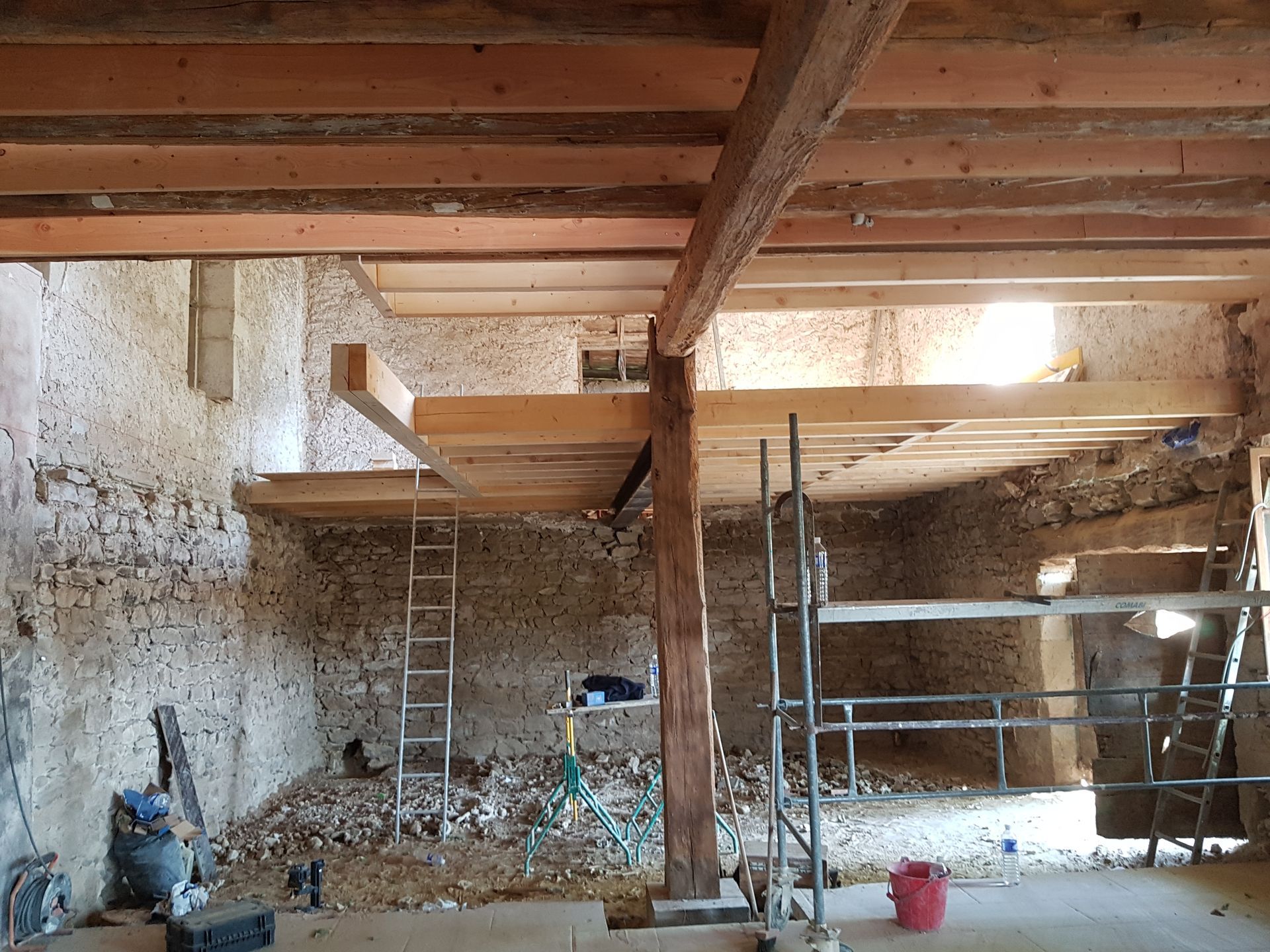 Combles en cours d'aménagement avec plancher en bois