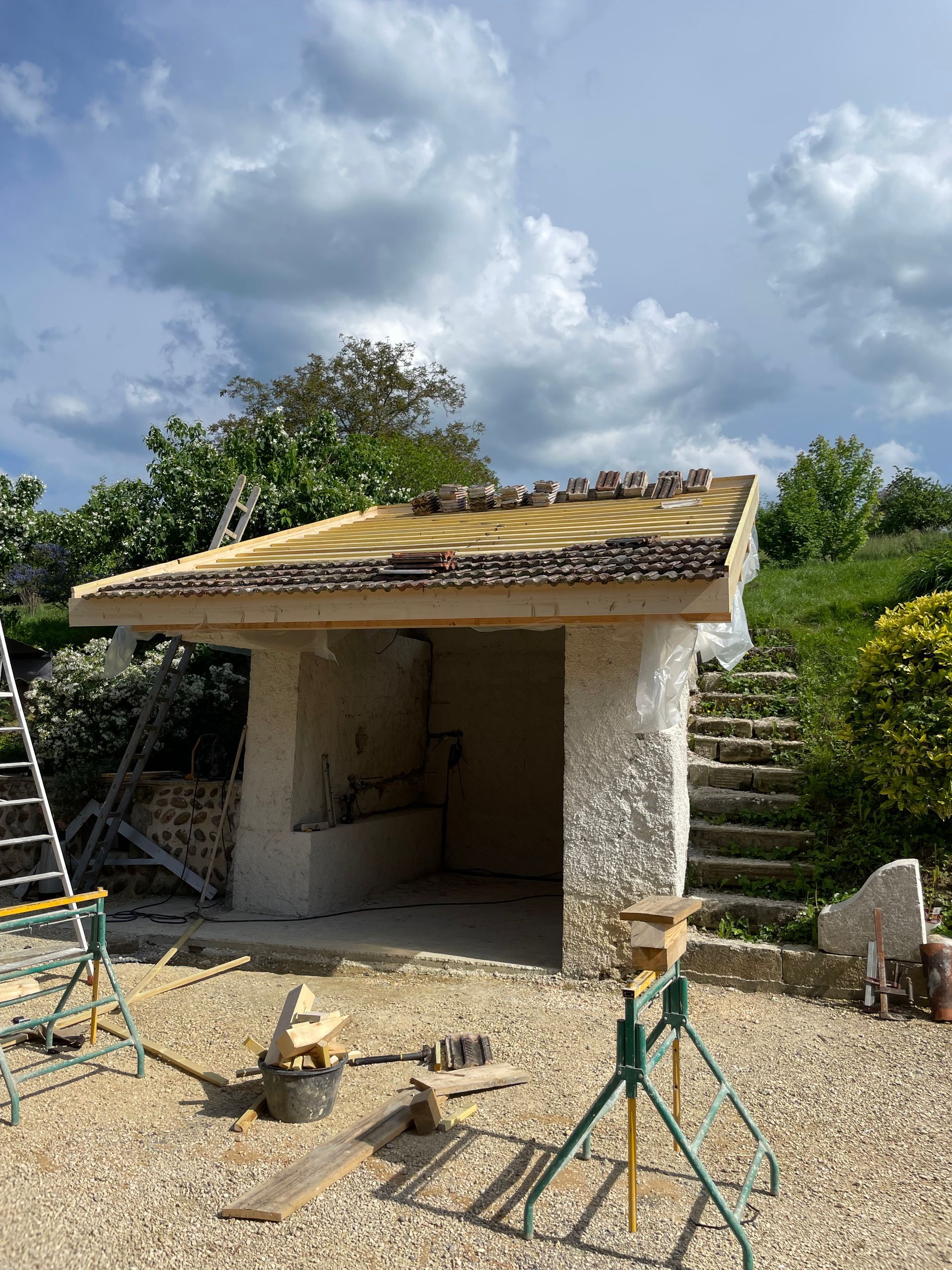 Abri de jardin avec toit en tuiles