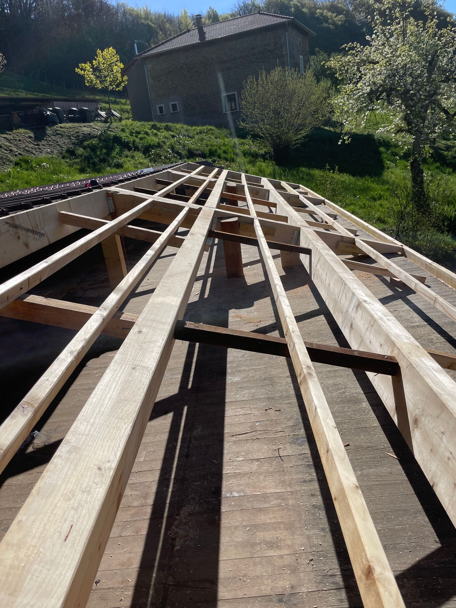 Charpente posée au sol avant levage sur le toit