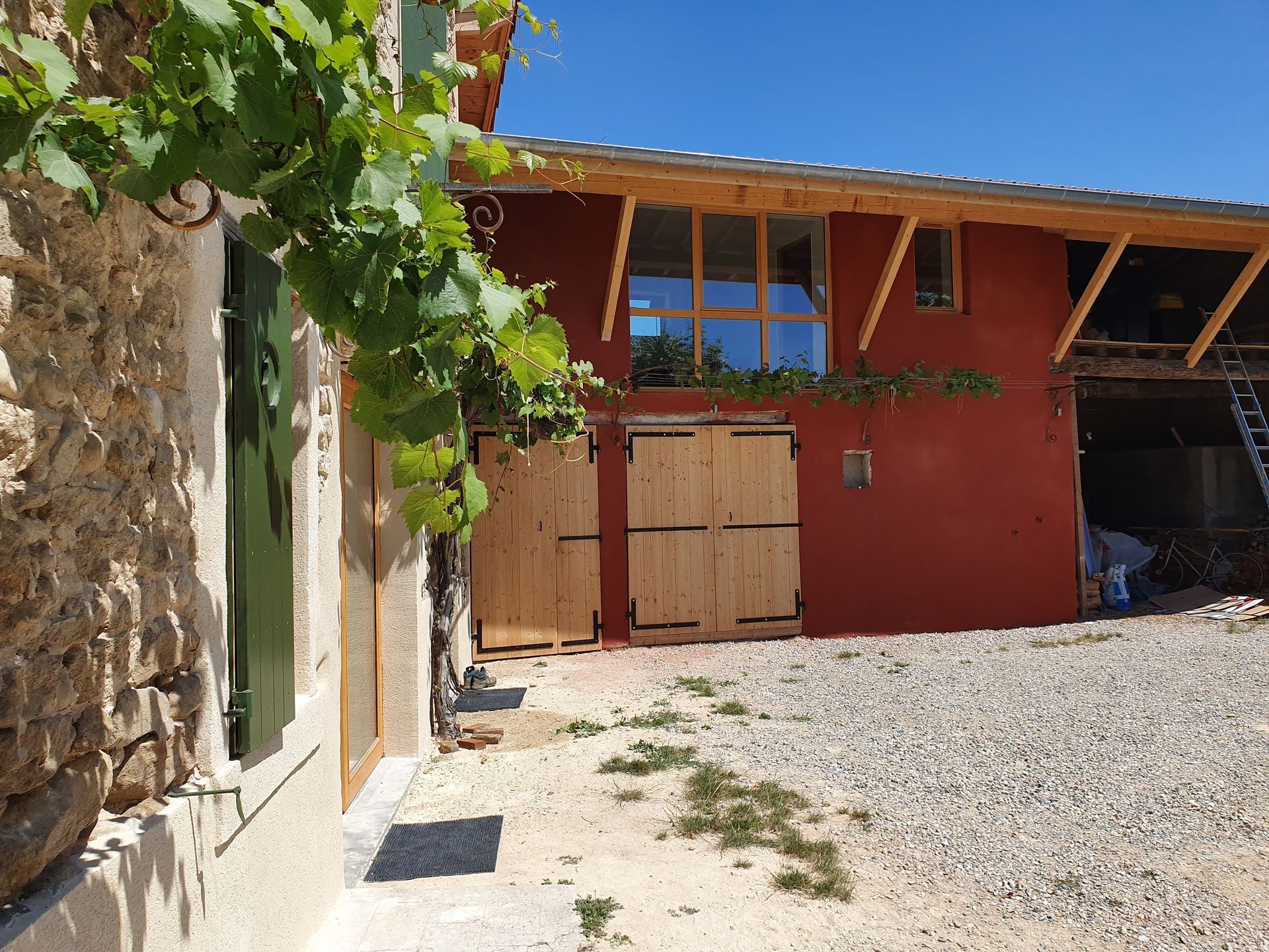 Charpente en bois avec fenêtre pour une maison rustique