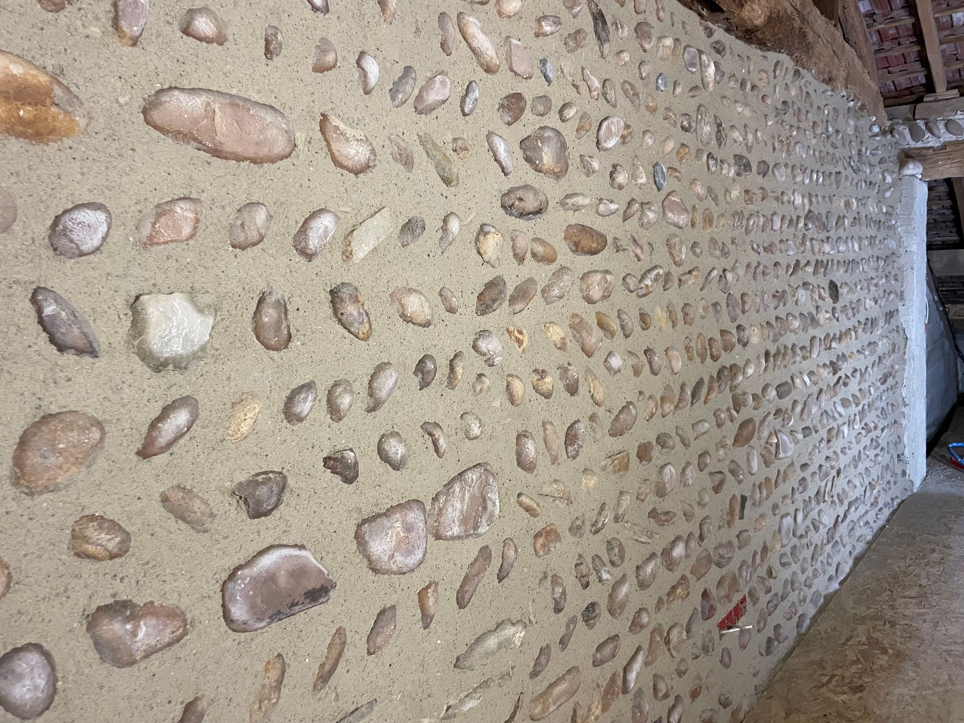 Pierres de parement sur un mur intérieur