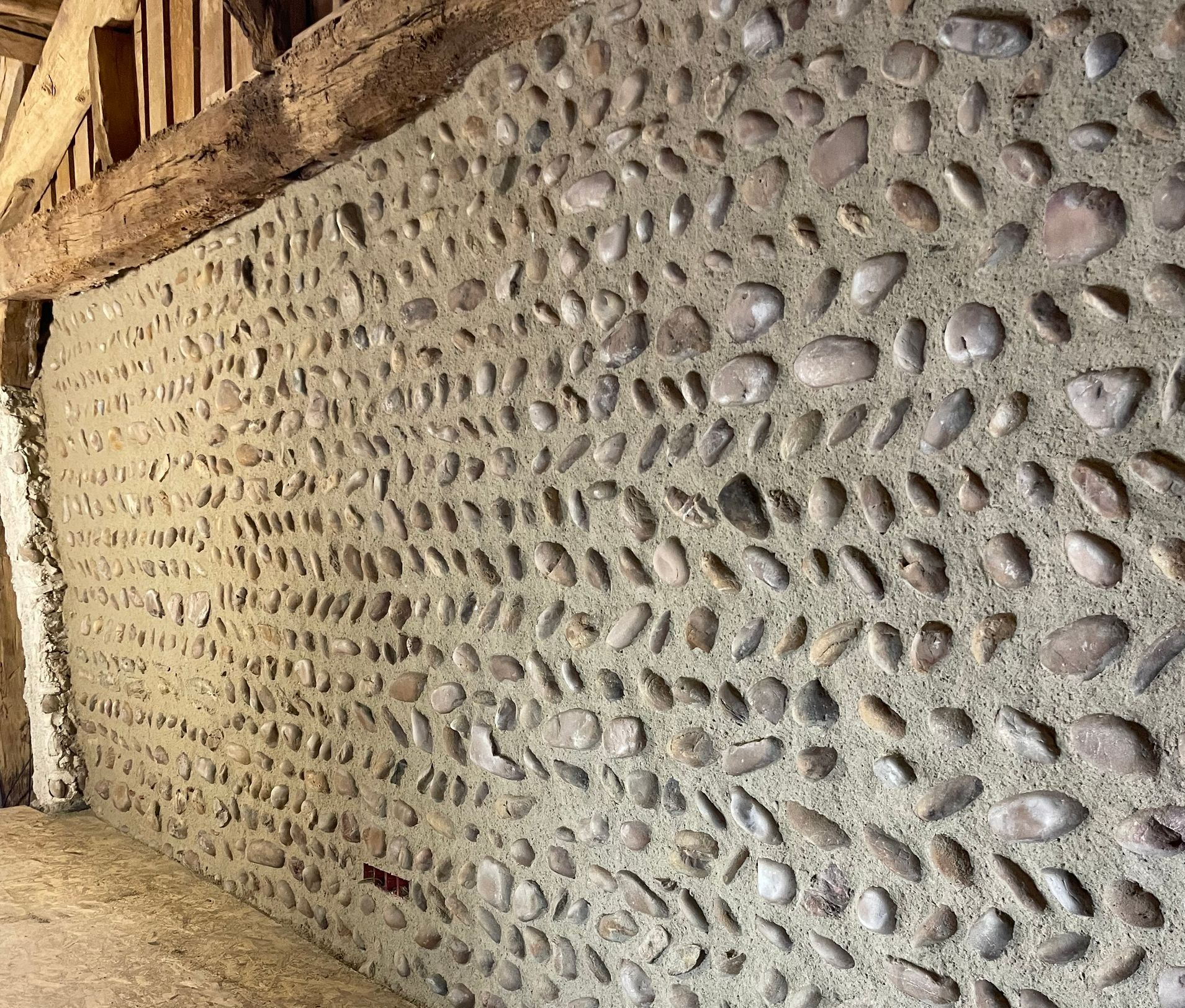 Mur intérieur en pierres apparentes
