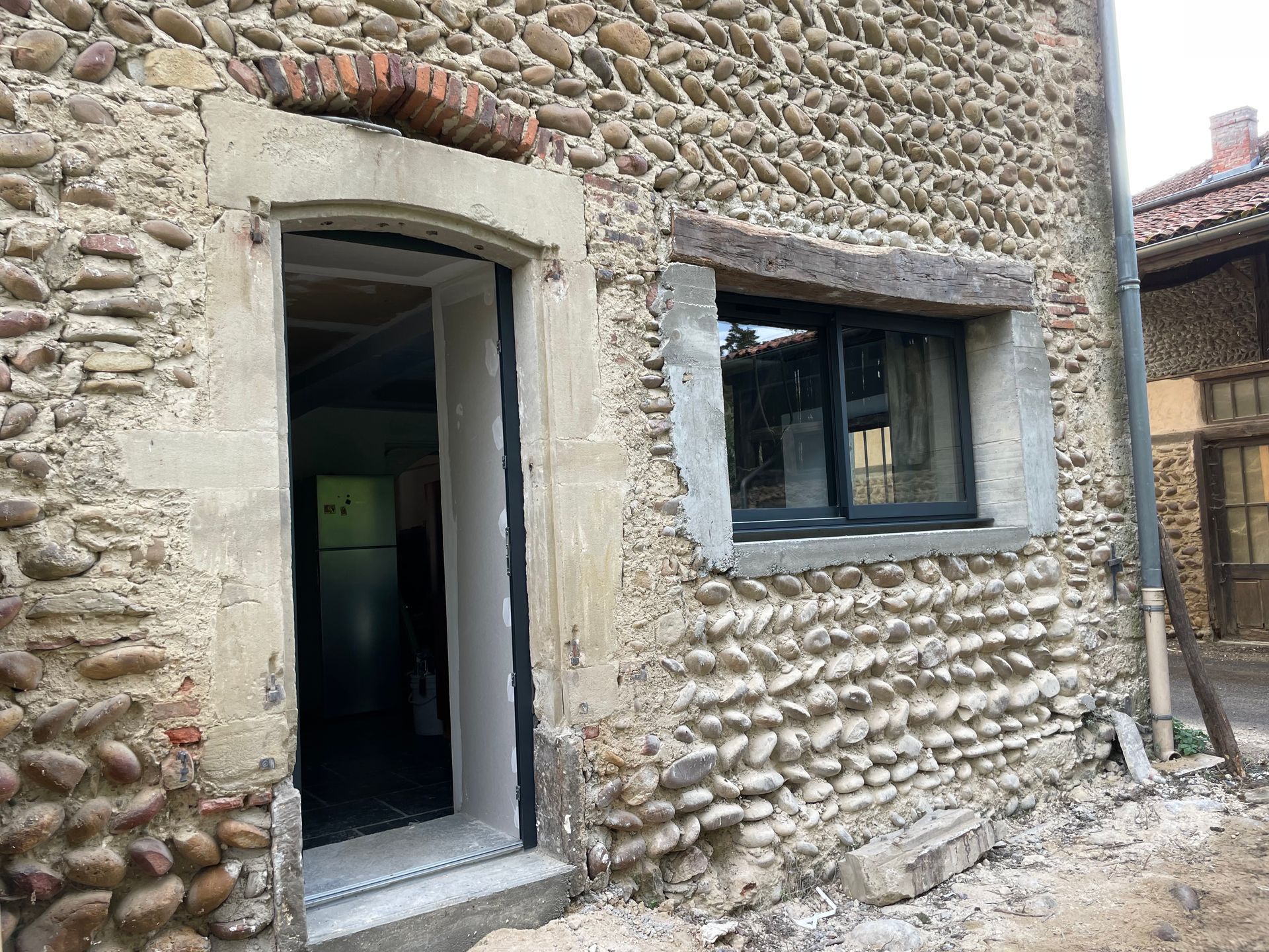 Mur en pierres avec des menuiseries