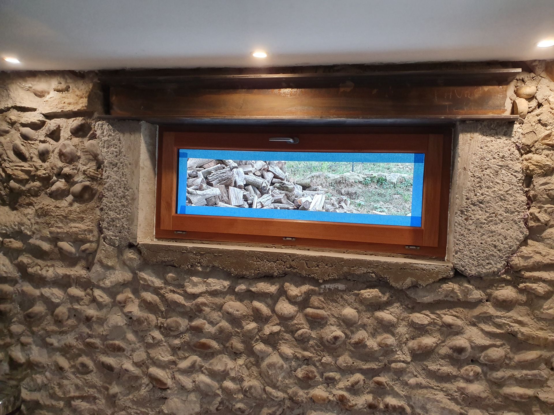 Mur en pierres avec fenêtre