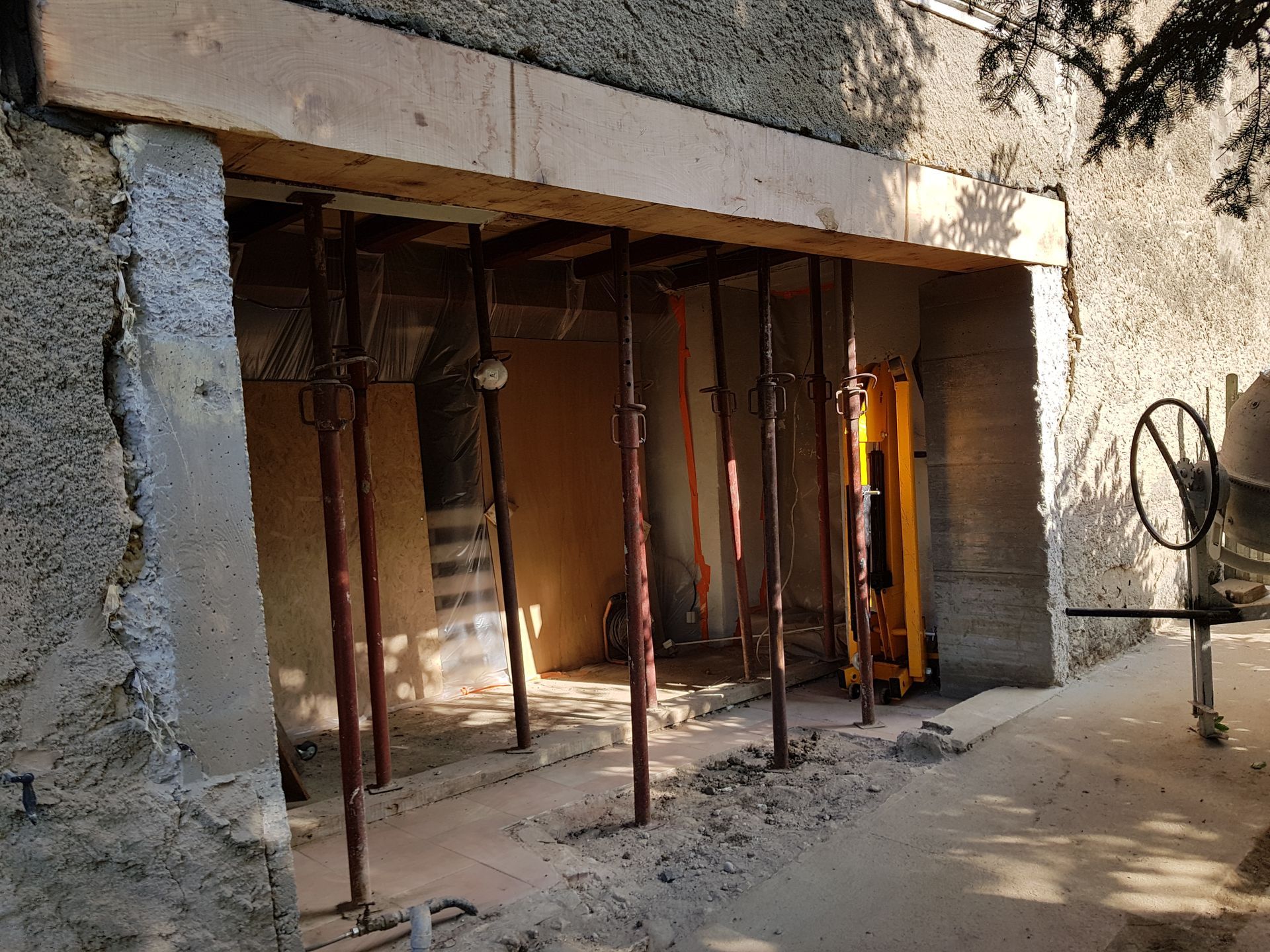 Ouverture de mur porteur, poutrelles en métal, suite des travaux