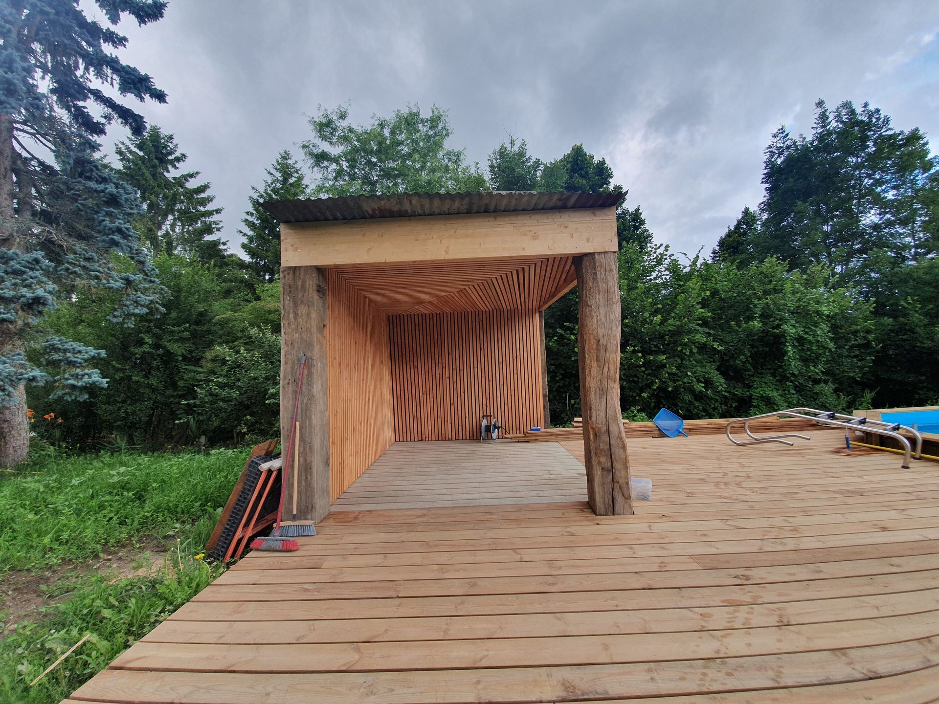Pergola en bois et dallage bois pour piscine