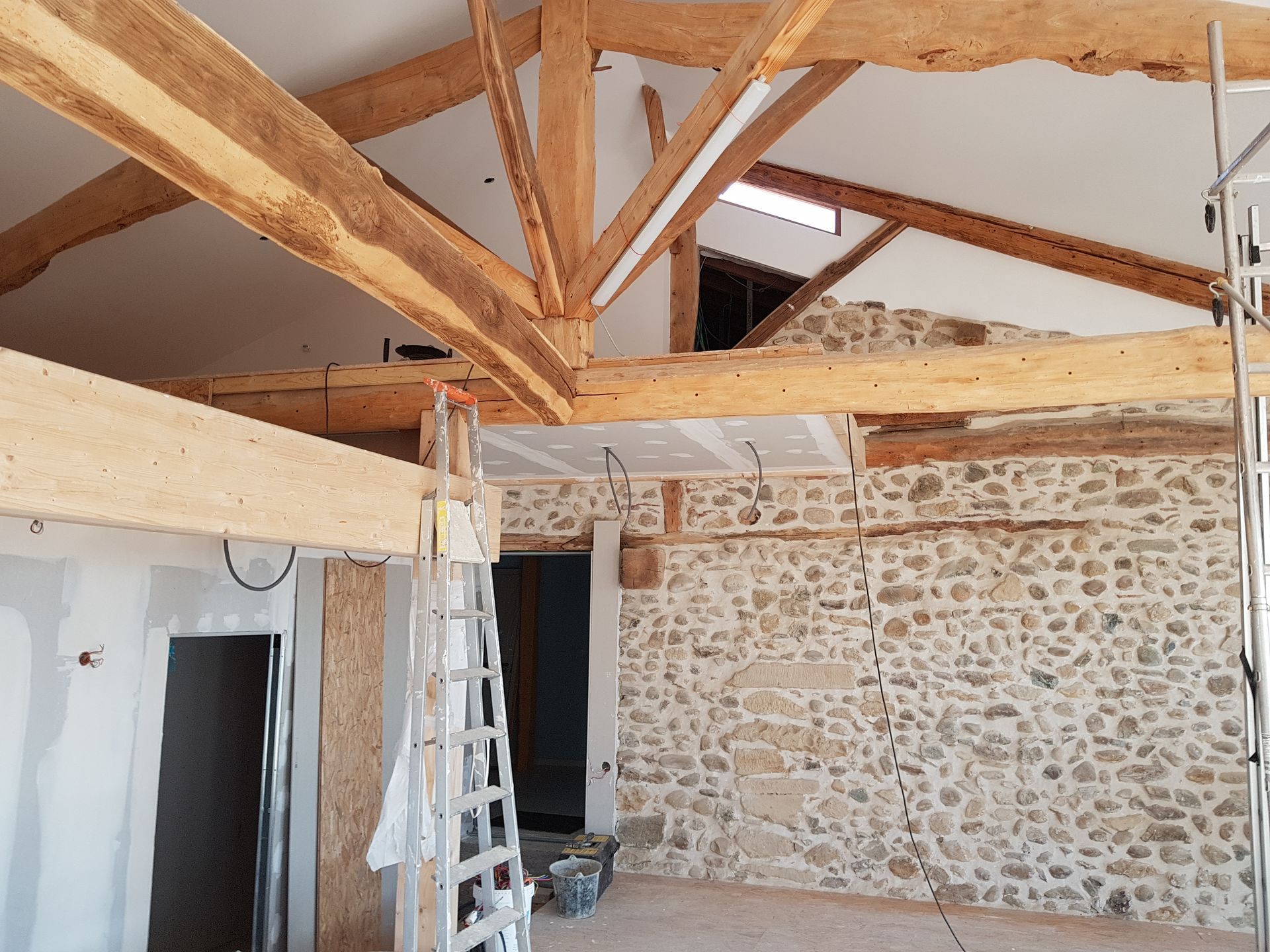 Travaux d'isolation en intérieur avec des plaques de plâtre