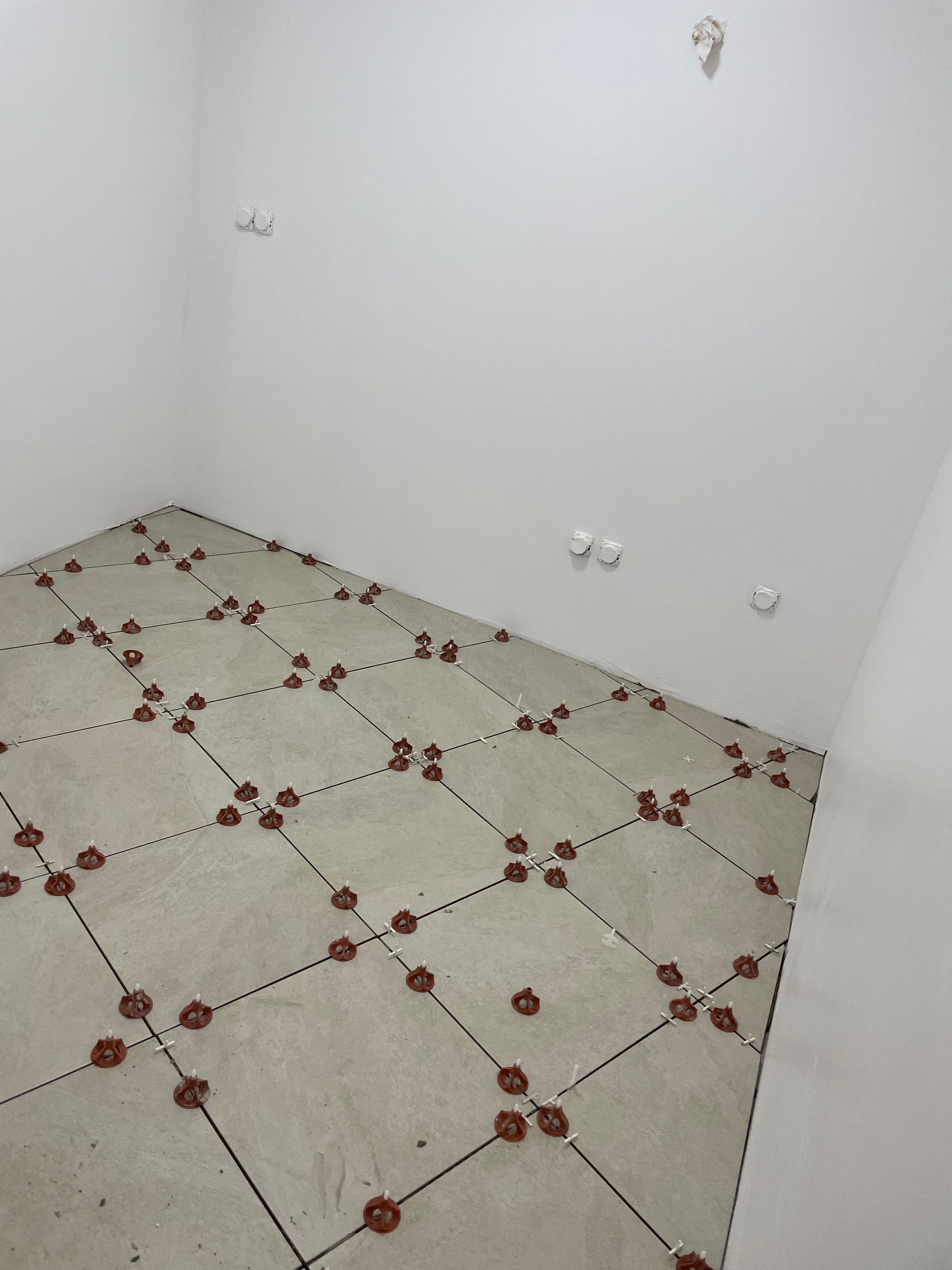 Pose de carrelage et croisillons pour application des joints