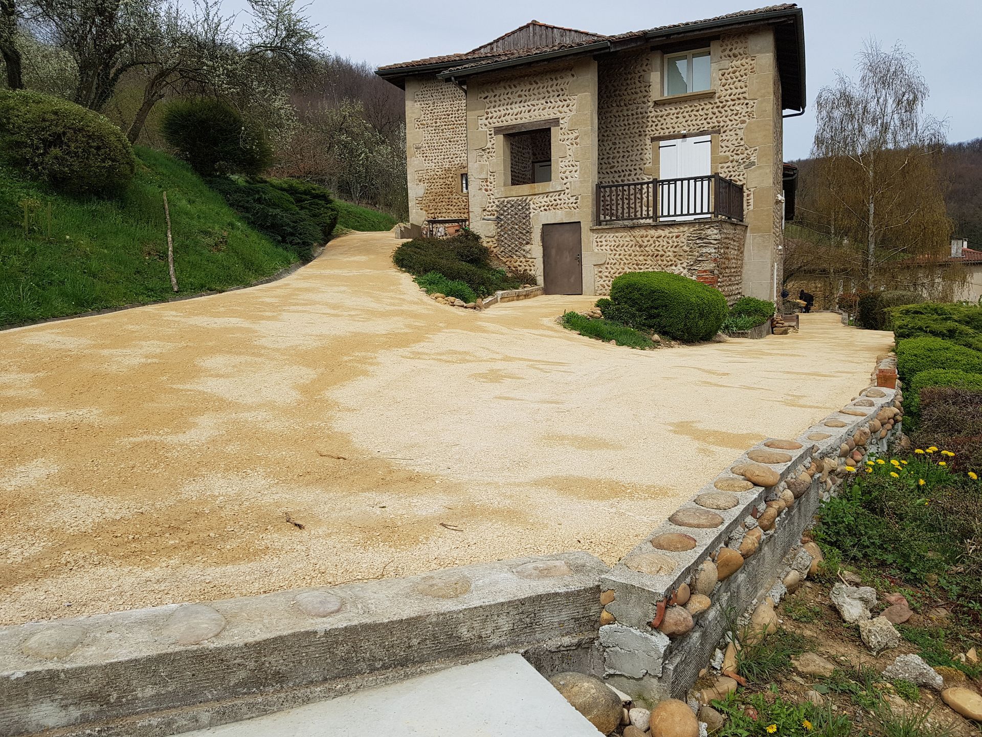 Gravillonnage dans une cour privative, suite des photos