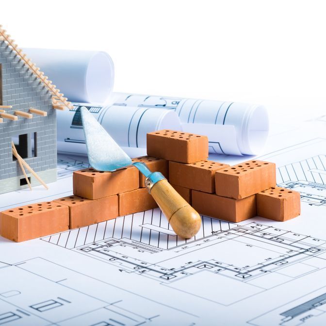 Maquette de maison en parpaings avec une truelle