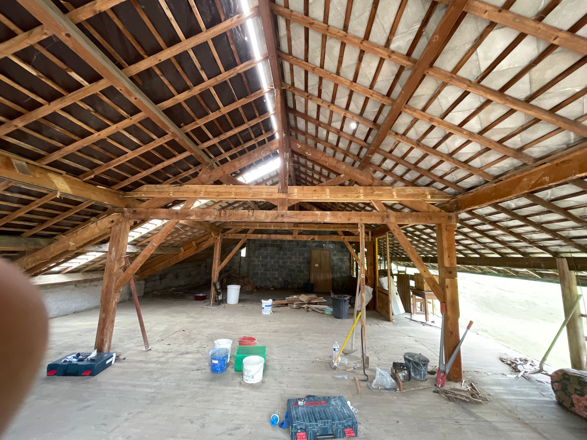 Charpente en bois en cours de rénovation et d'isolation