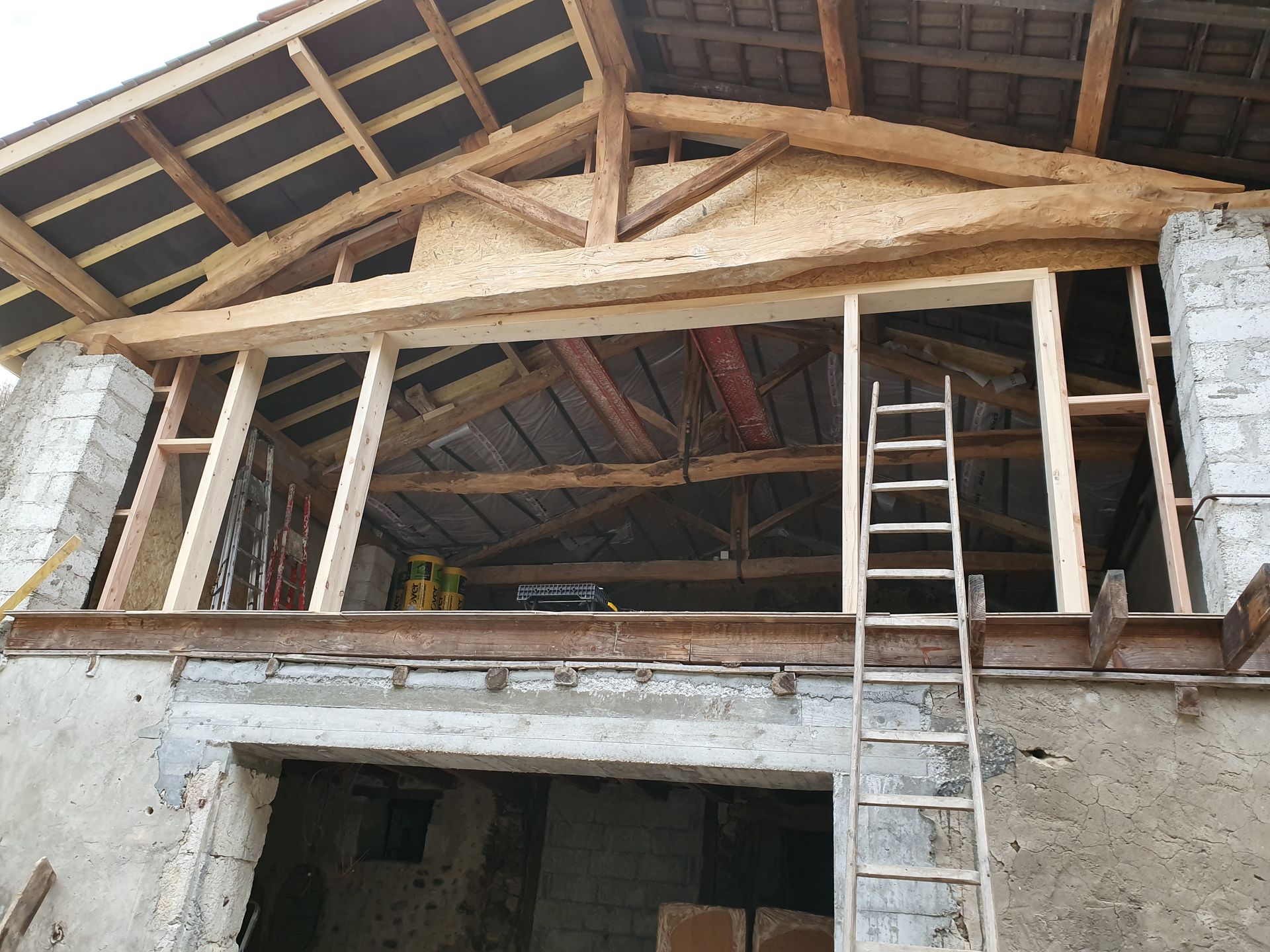 Suite du chantier de rénovation d'un étage de maison, avant la pose de vitrages