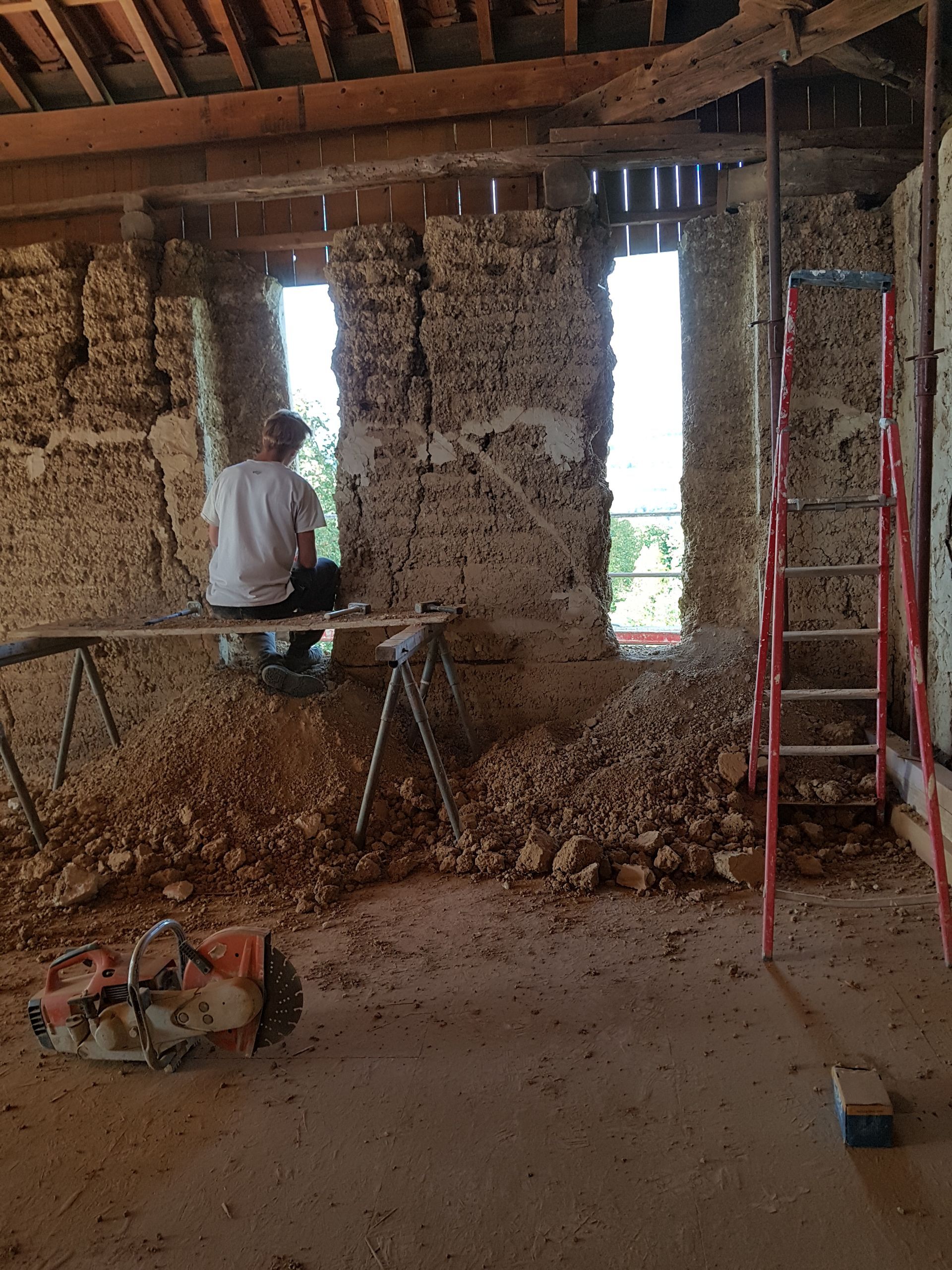 Réparation d'un mur en pierres, emplacements pour fenêtres, vue intérieure