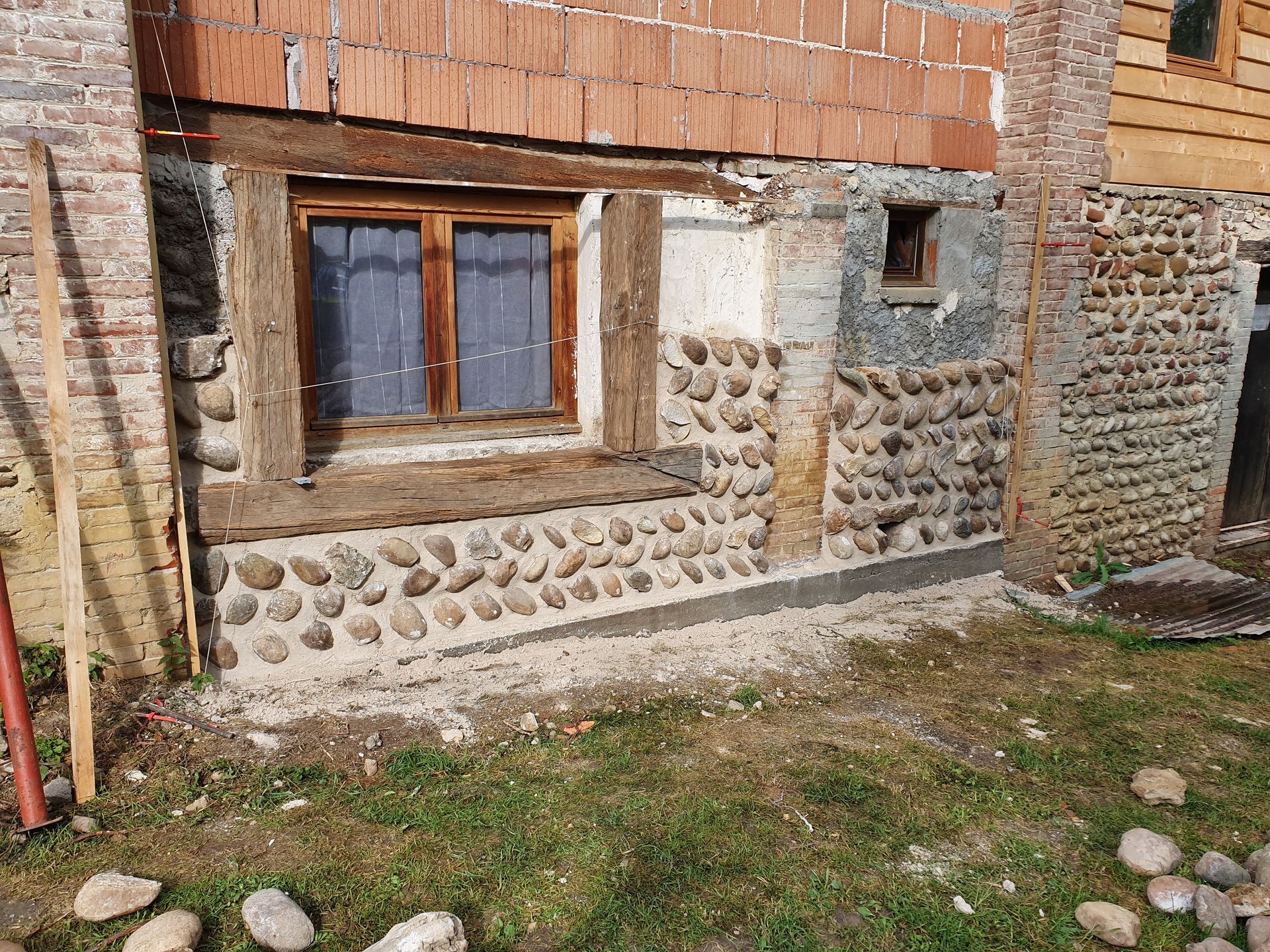 Façade de maison en pierres apparentes