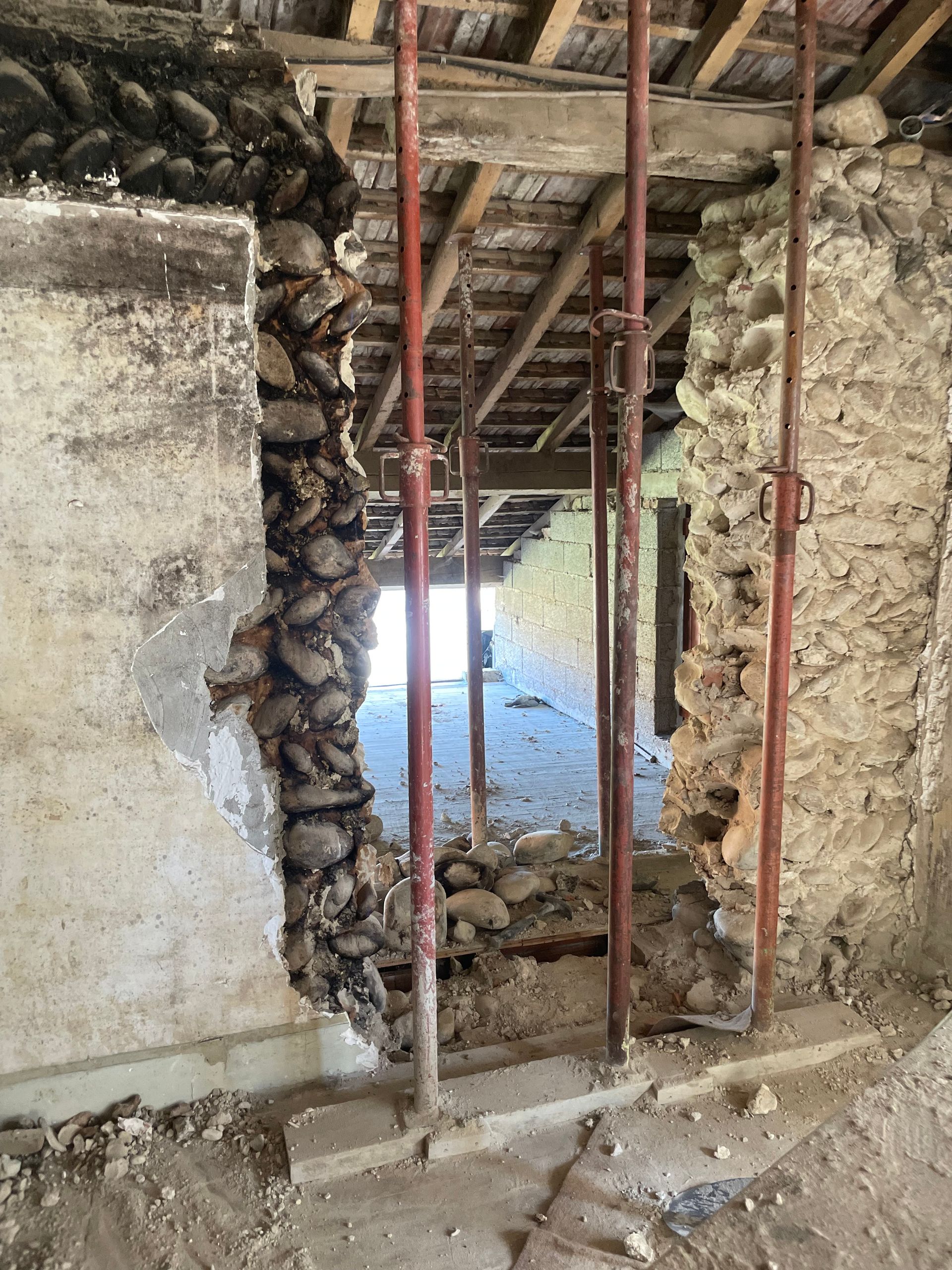 Suite de l'ouverture d'un mur en pierres lors de travaux de rénovation de maçonnerie