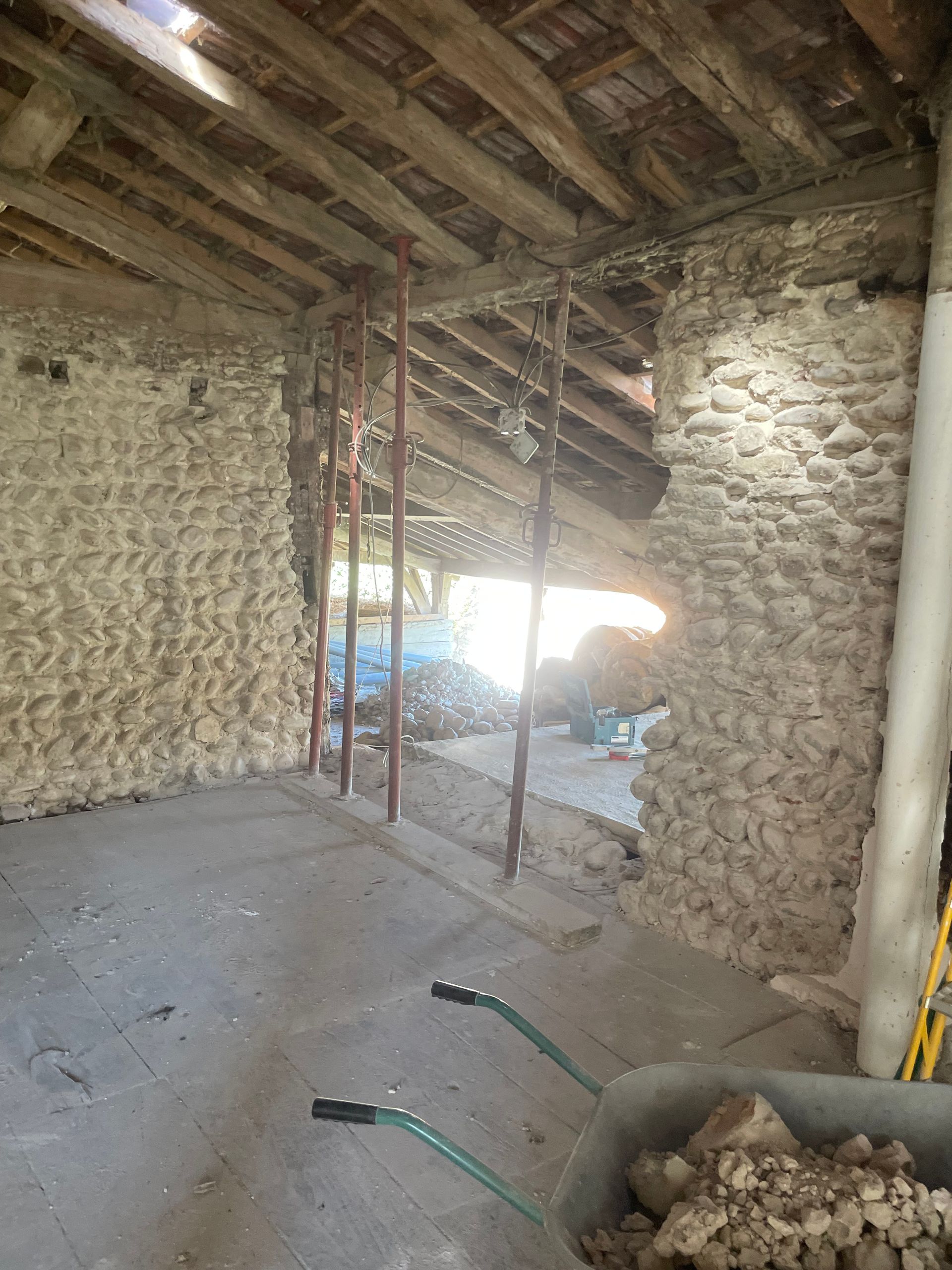 Ouverture d'un mur en pierres lors de la rénovation de maçonnerie