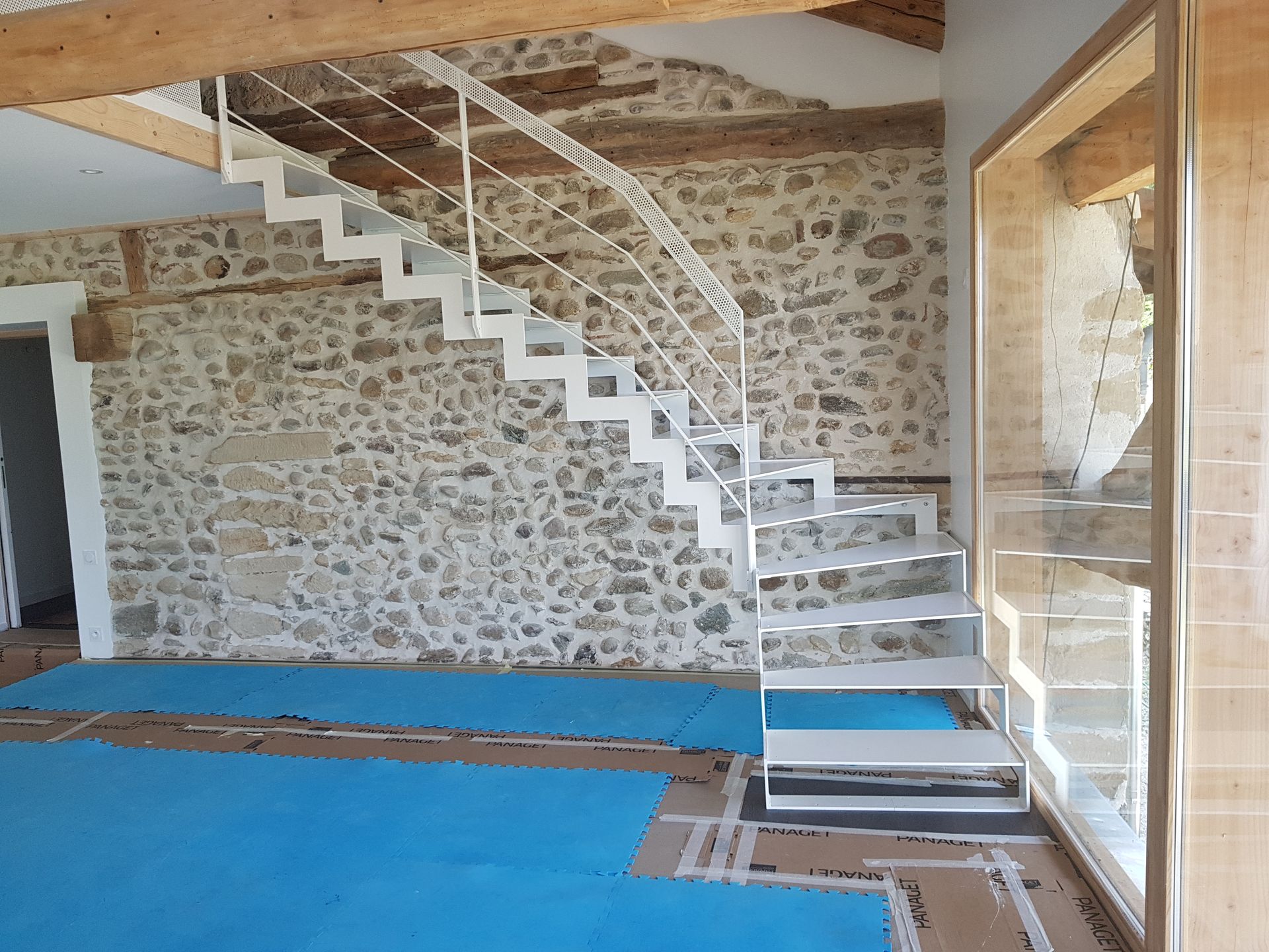 Maison avec mur intérieur en pierres