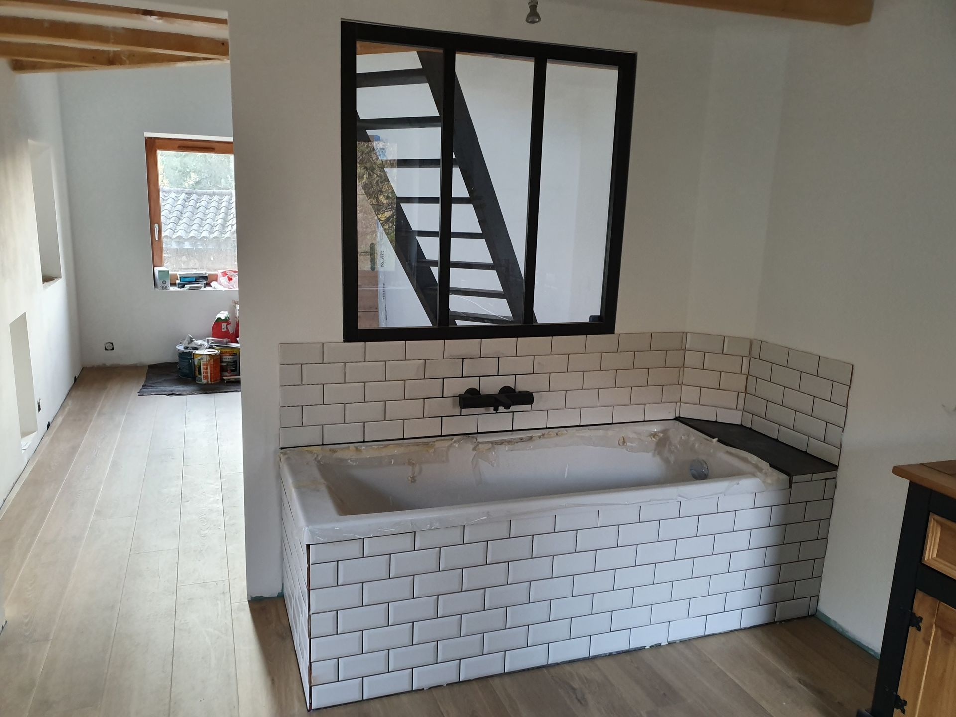 Baignoire à carreaux blancs et joints foncés