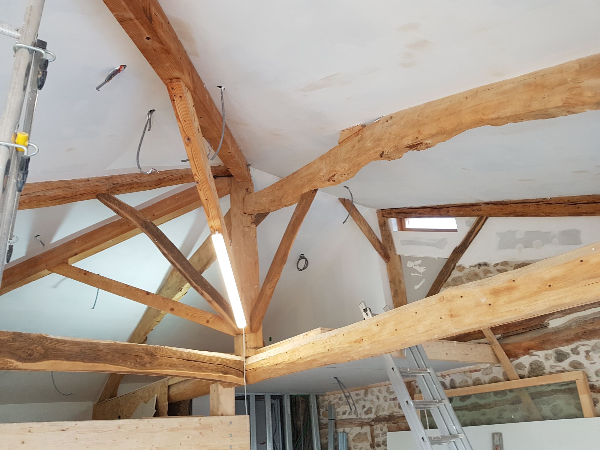 Charpente en bois clair