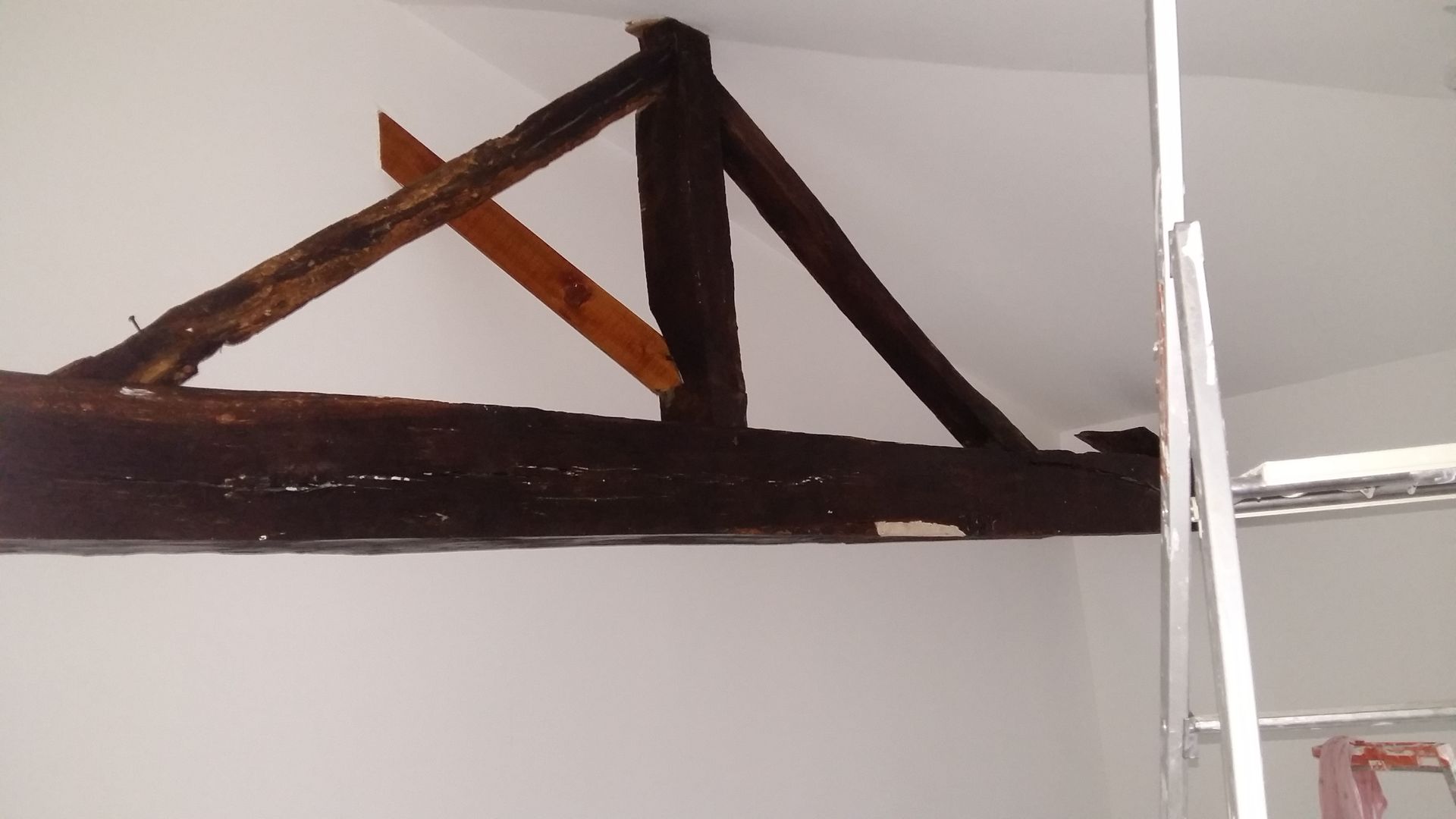 Gros plan sur une charpente en bois foncé