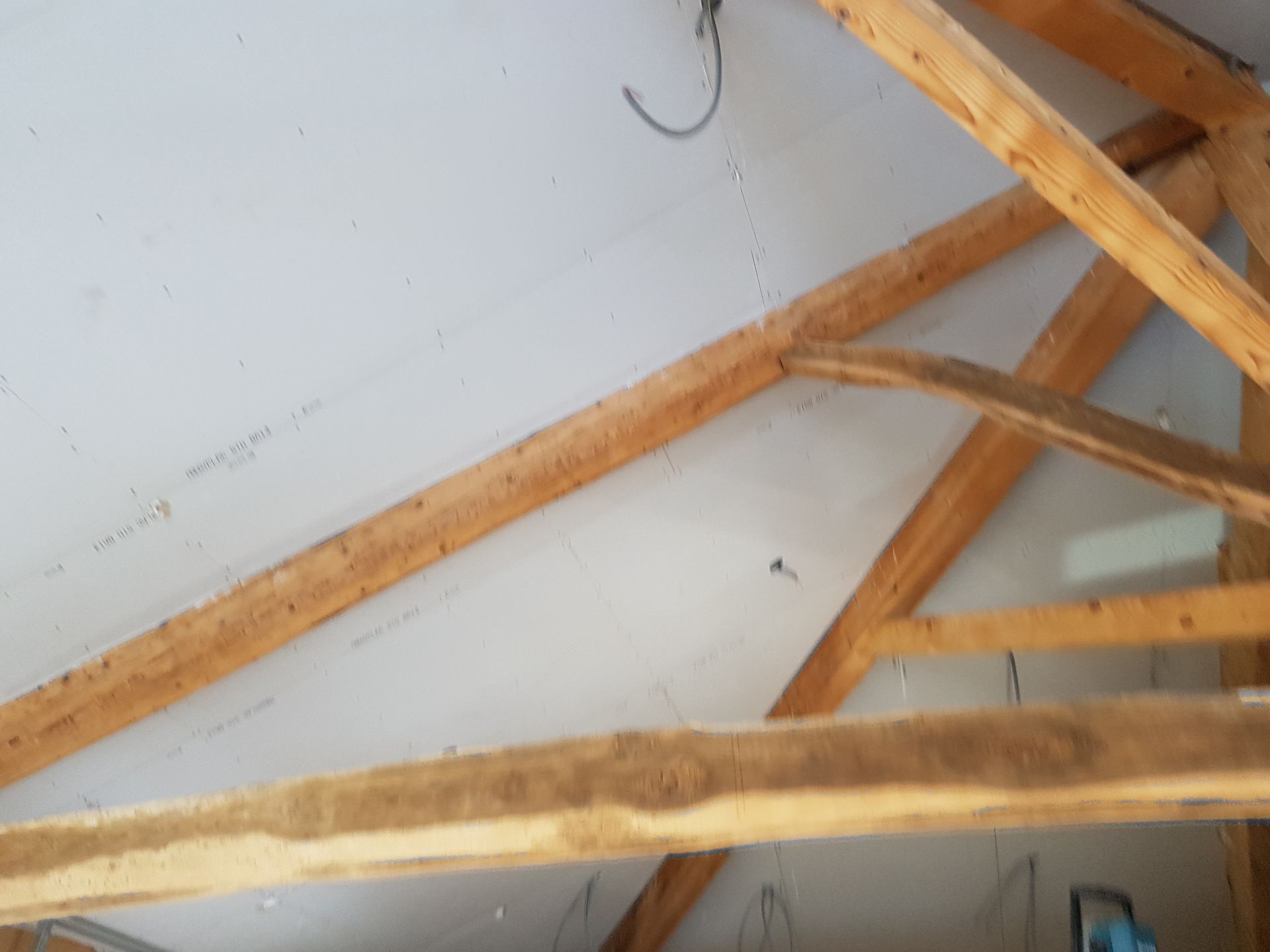 Gros plan sur les travaux en cours d'une charpente en bois