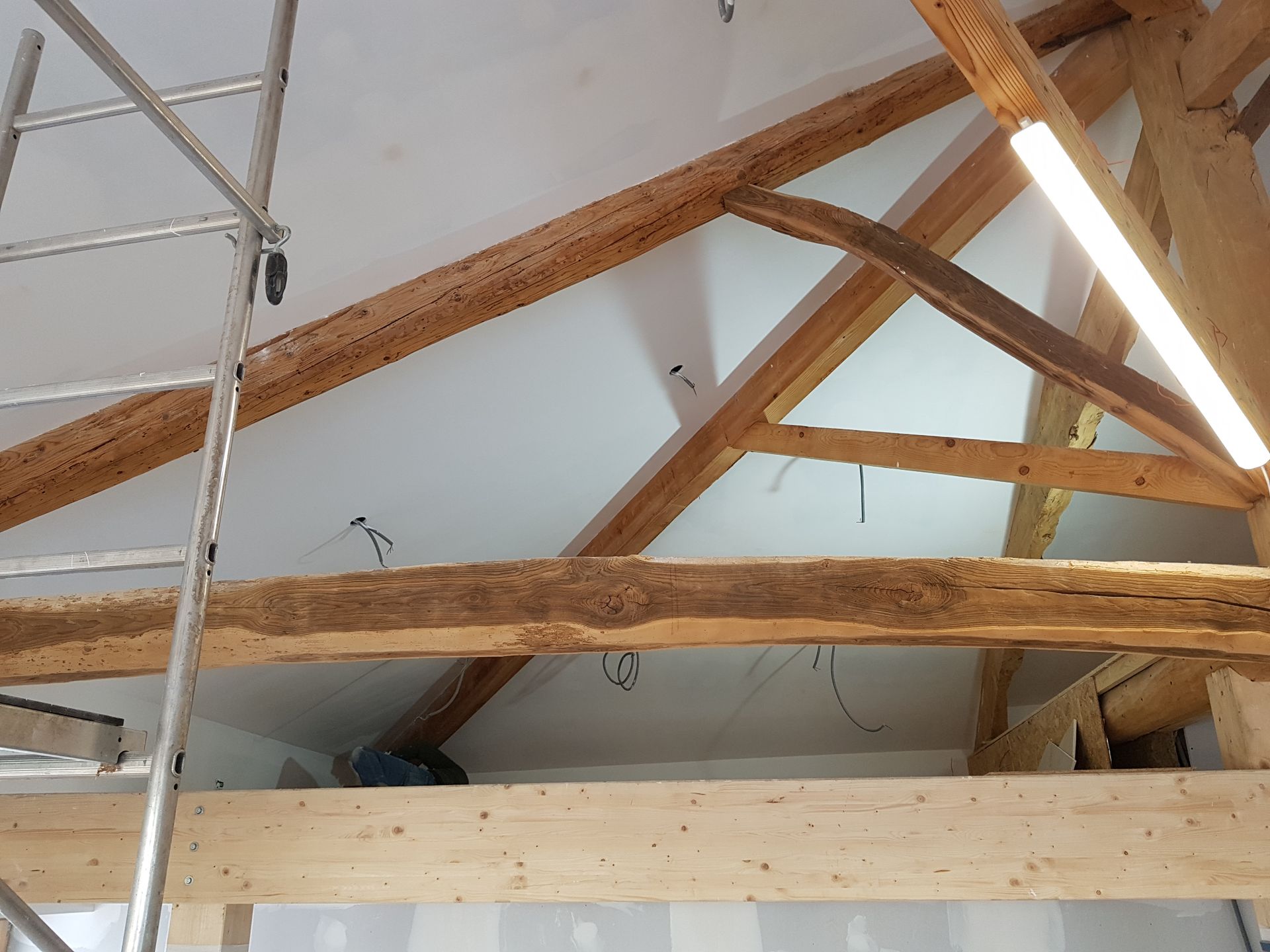 Zoom sur une charpente en bois