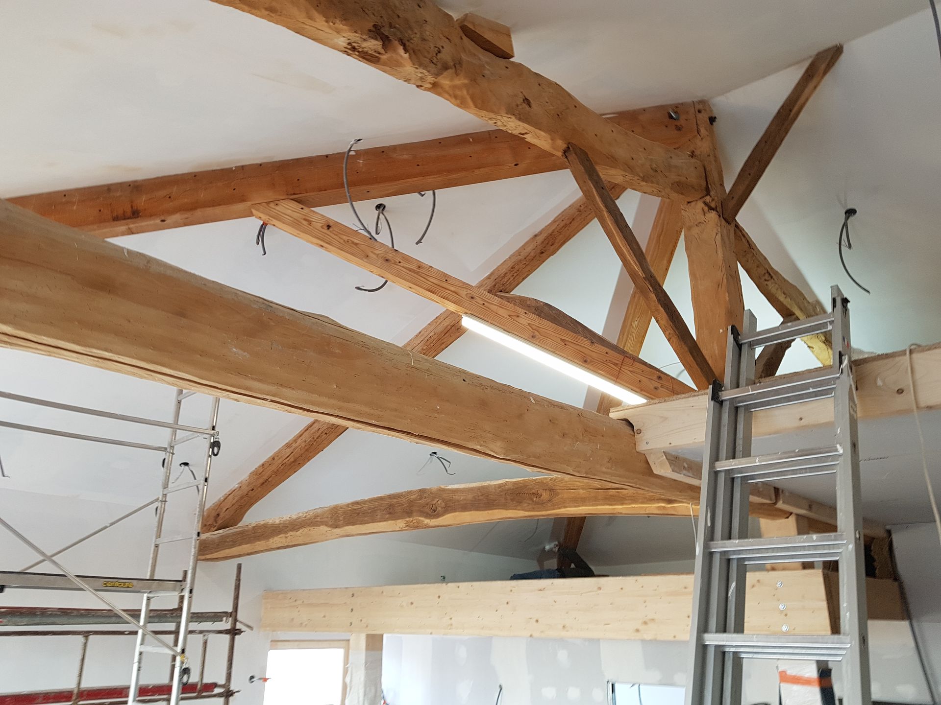 Gros plan sur une charpente en bois