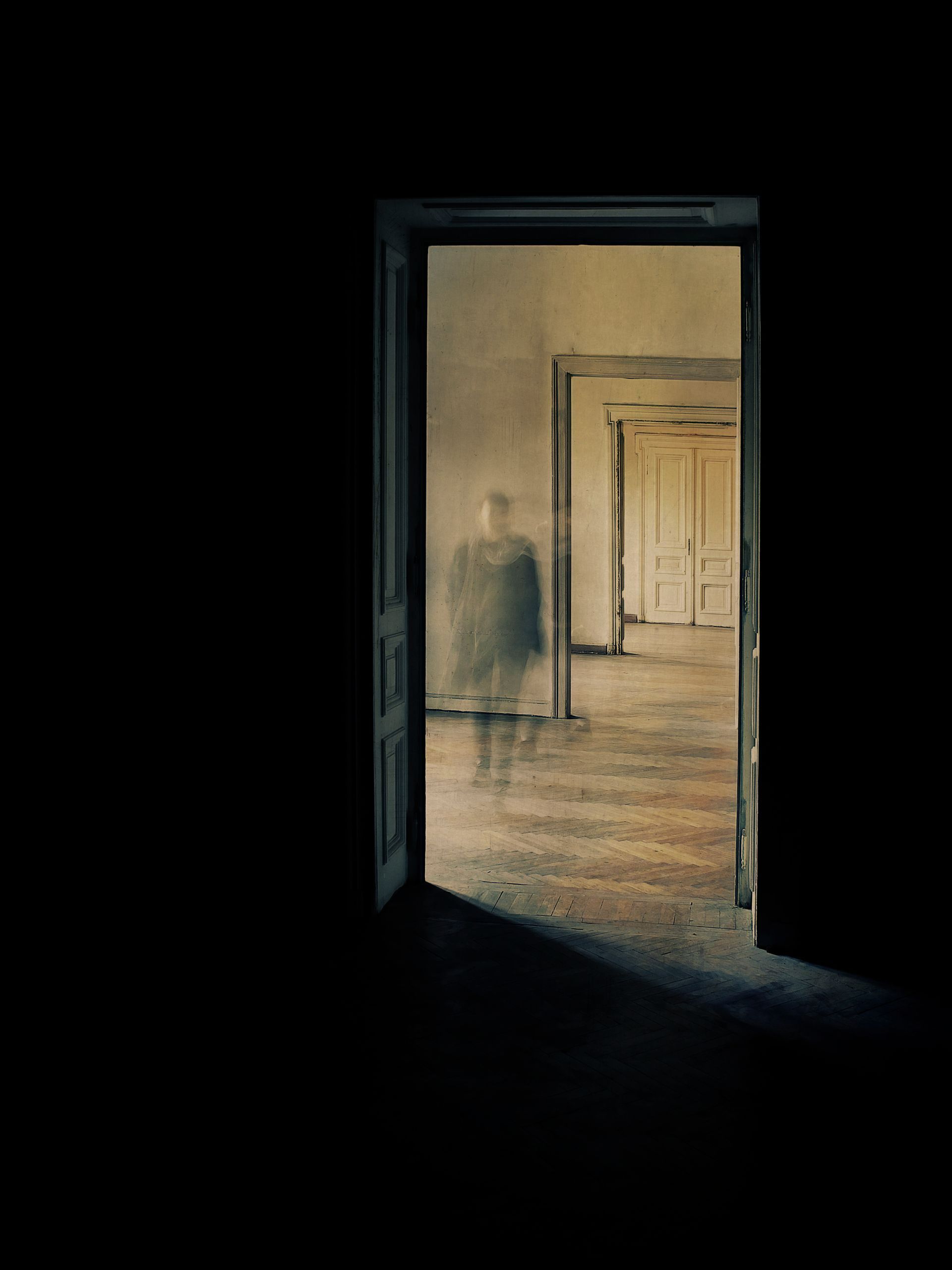 Silhouette dans un encadrement de porte