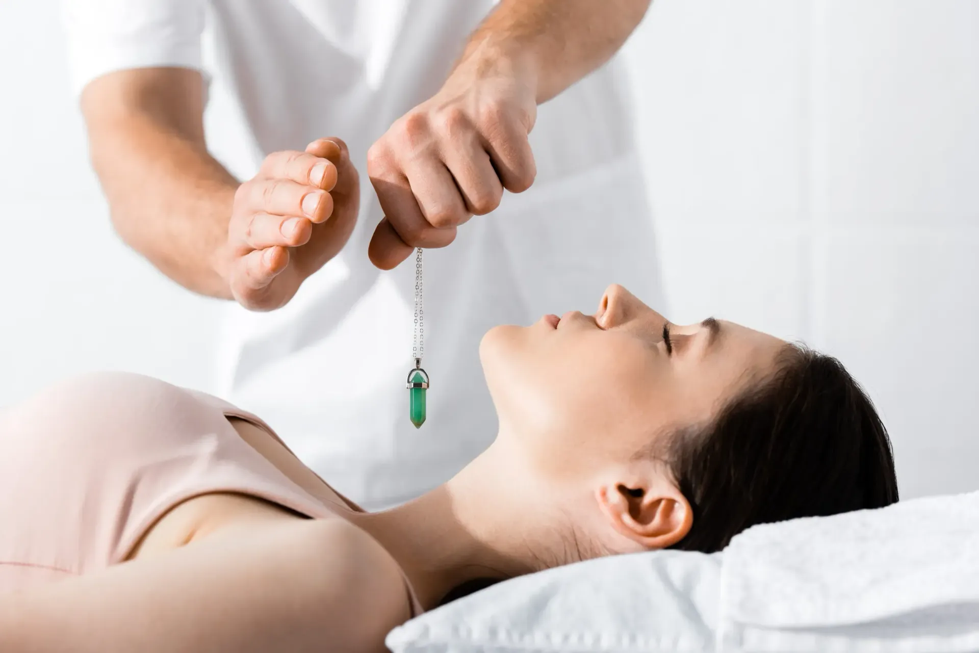 Colección de varios cristales de colores dispuestos sobre una superficie blanca.