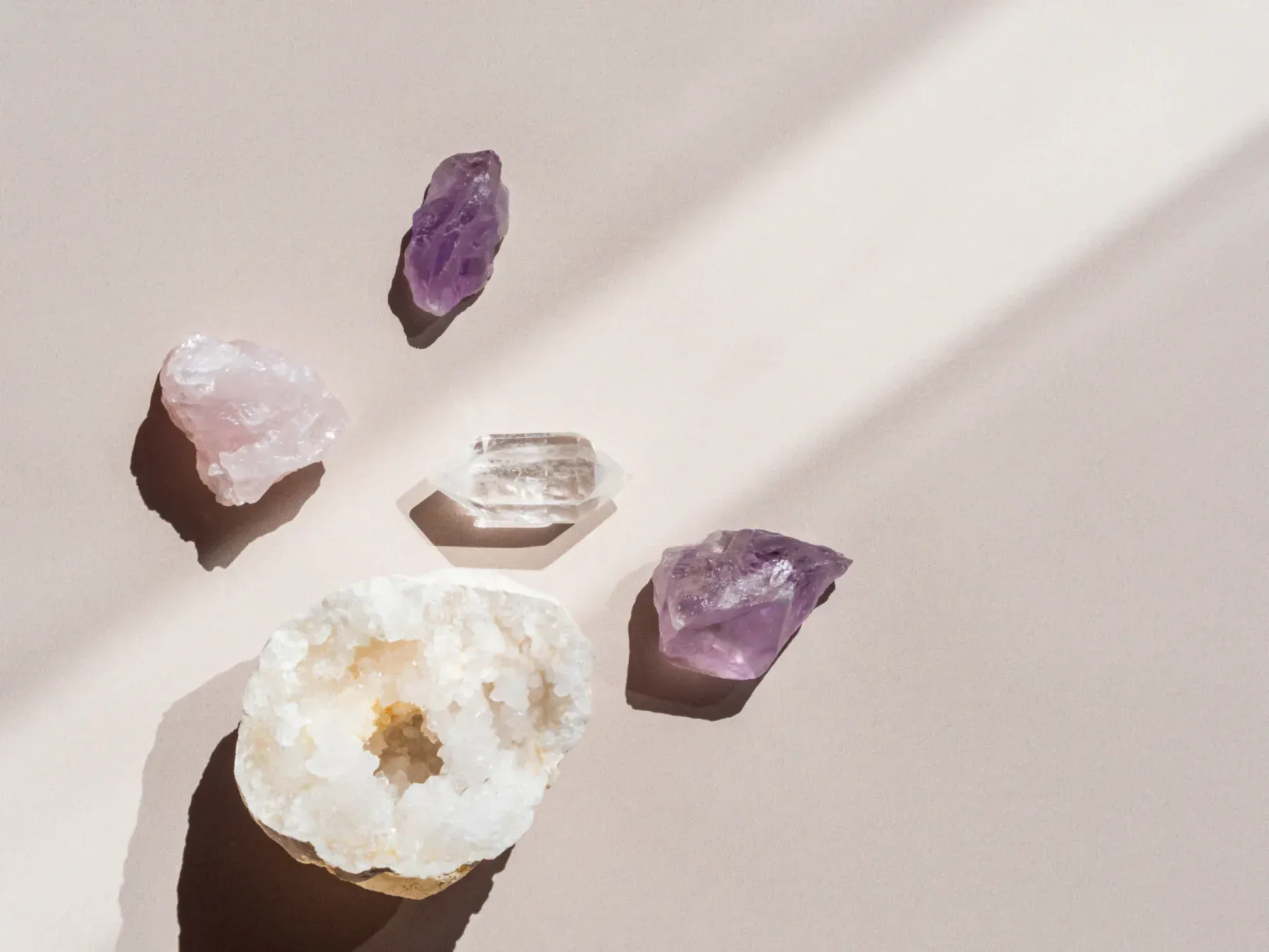 Imagen de cristales con fondo rosa