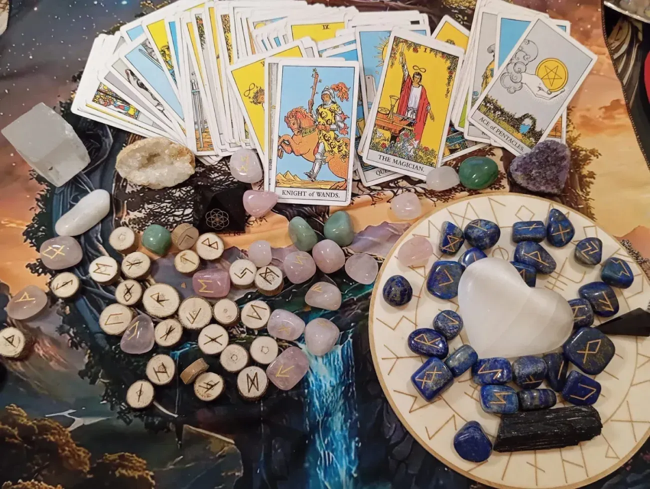 im&aacute;gen con cartas del tarot e piedras