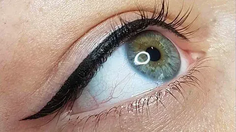 Un primer plano del ojo de una mujer con delineador.