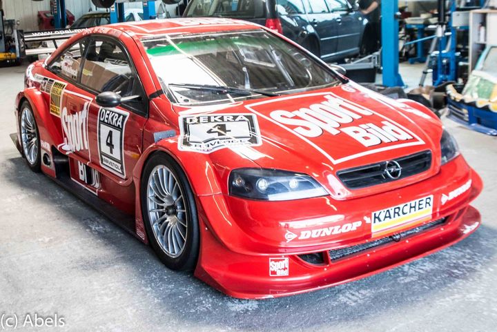 Ein rotes Rennauto mit der Nummer 4 darauf