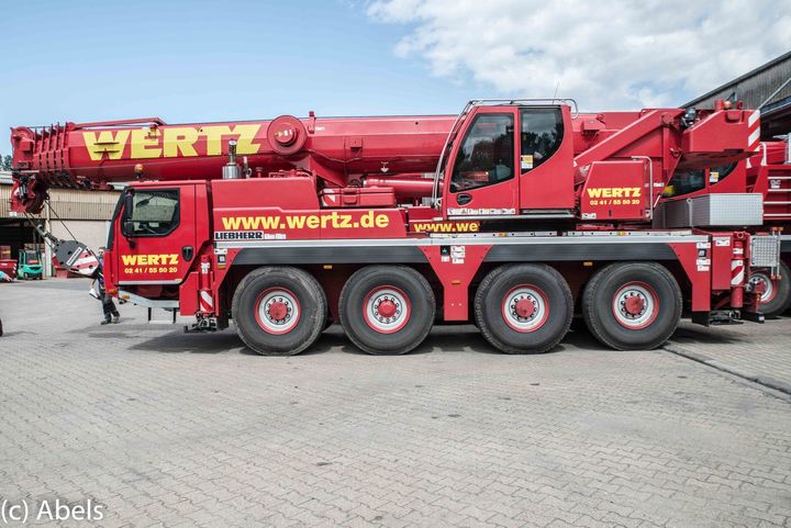 Ein roter Lastwagen mit dem Wort Werth darauf