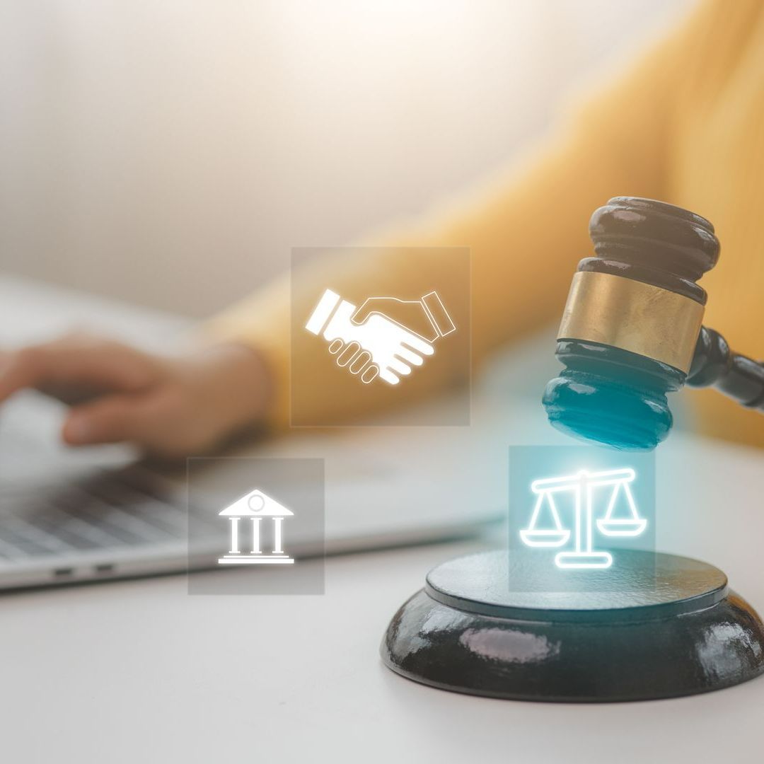 Gros plan sur le marteau d'avocat et les pictogrammes du droit.