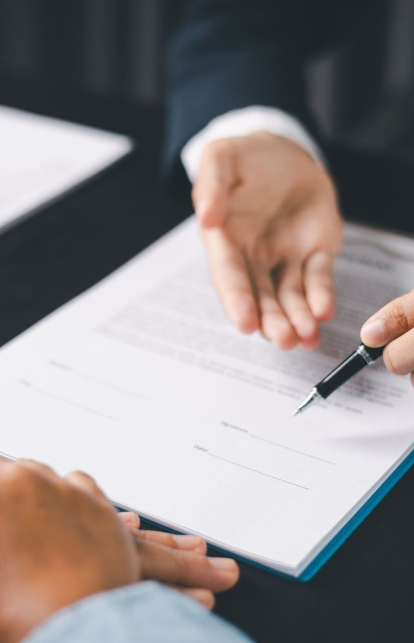 Les mains d'une personne avec un document devant.