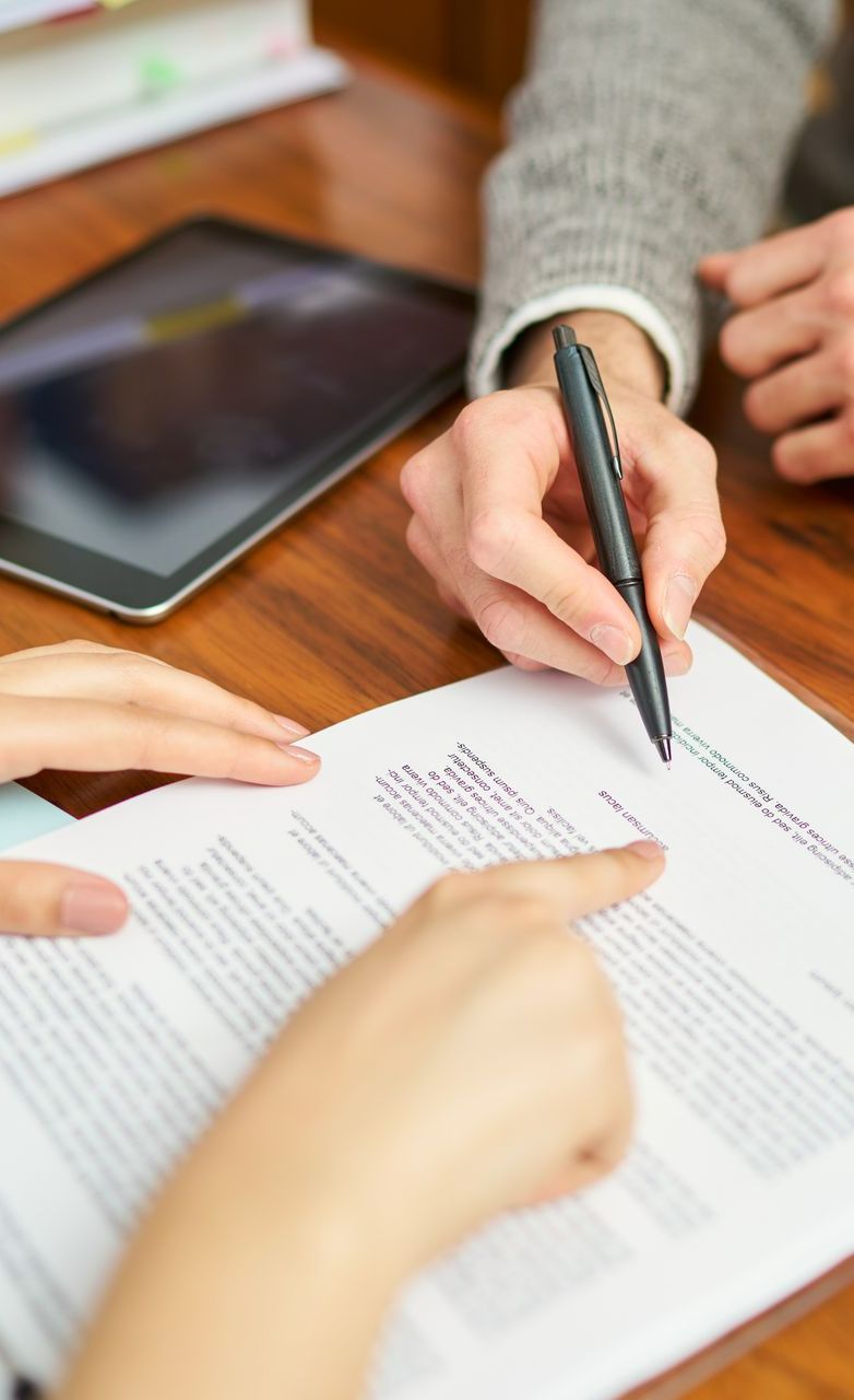 Une personne qui signe un document avec son stylo.