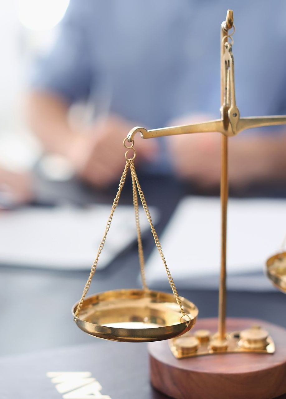 Gros plan sur la balance de la justice.